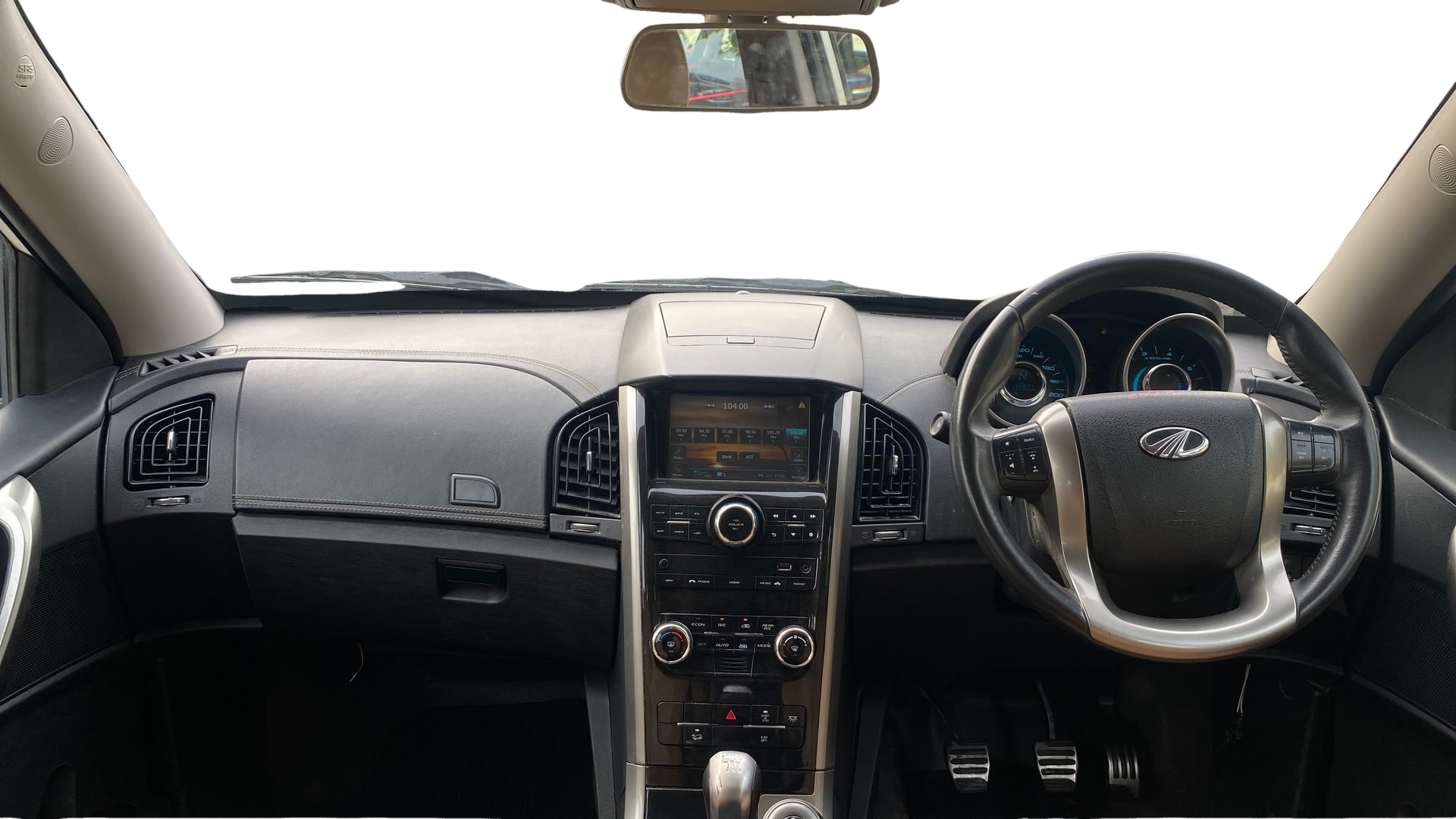 View 2020 Mahindra XUV500 W11 Image 17 Used 2020 Mahindra XUV500 W11 Image 17