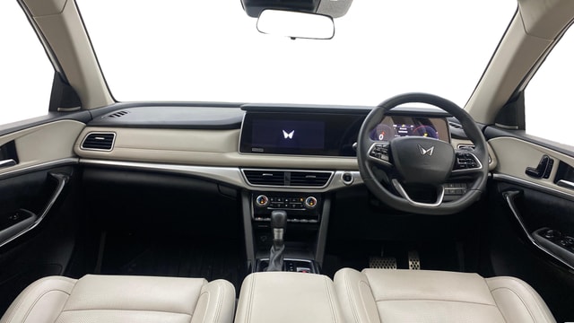 View Mahindra XUV700 Image 32 Used Mahindra XUV700 Image 32