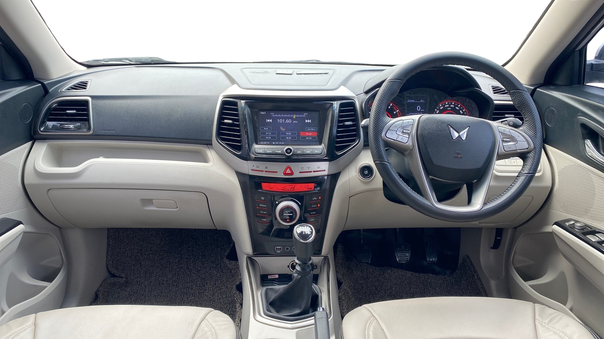 View 2022 Mahindra XUV300 W4 Petrol BS IV Image 16 Used 2022 Mahindra XUV300 W4 Petrol BS IV Image 16