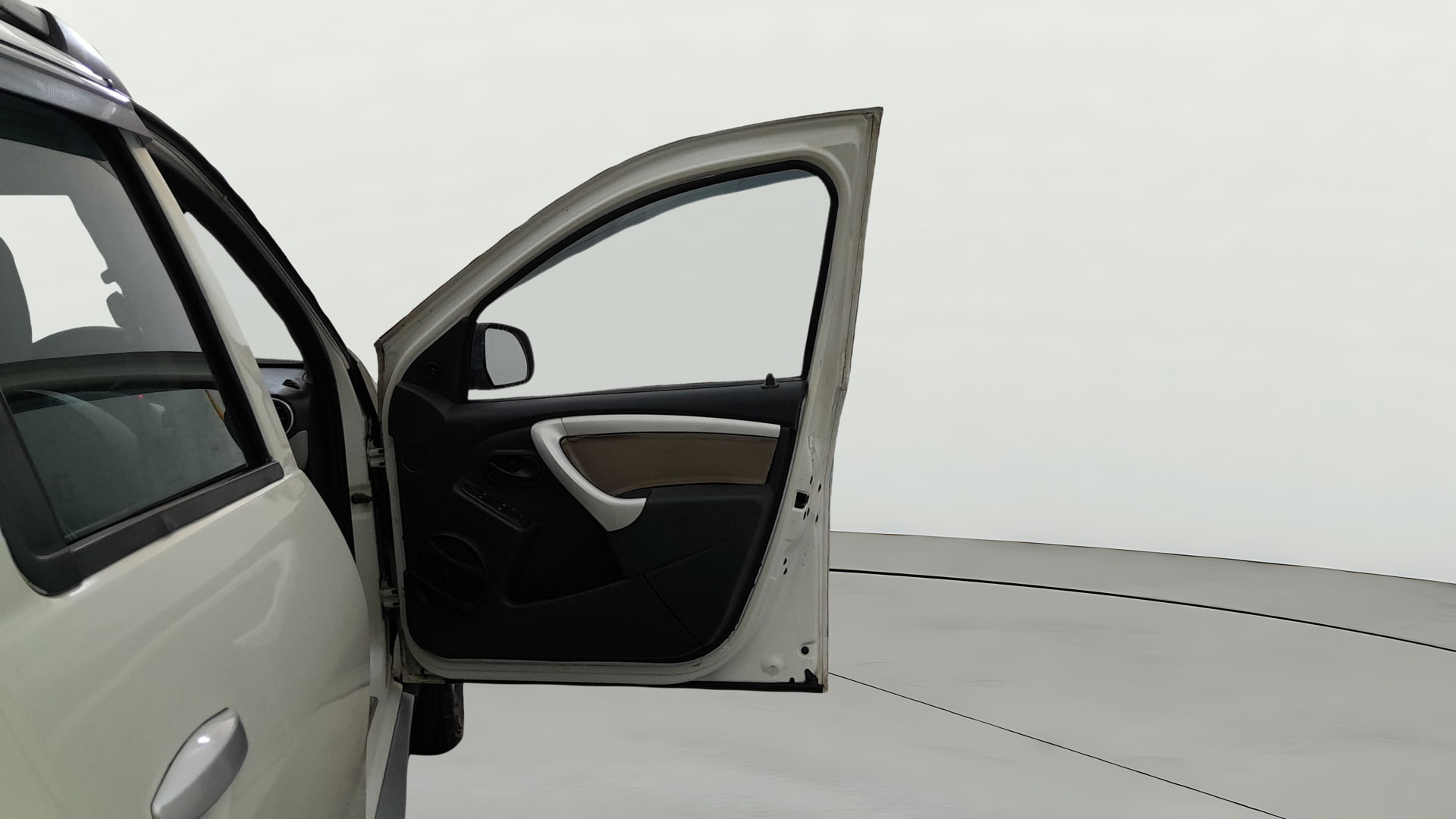 View 2015 Renault Duster Diesel 85PS 4x2 MT Image 45 Used 2015 Renault Duster Diesel 85PS 4x2 MT Image 45
