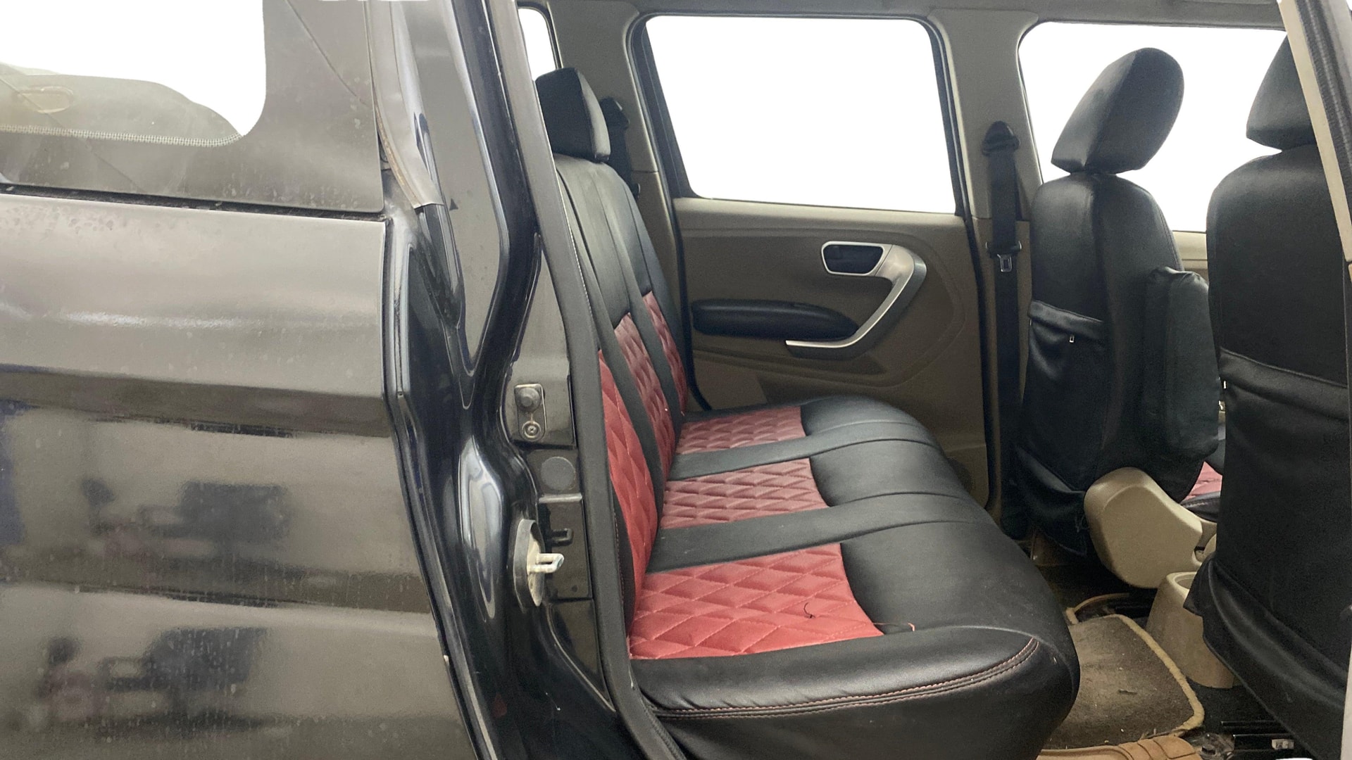 View 2017 Mahindra TUV300 T8 Image 29 Used 2017 Mahindra TUV300 T8 Image 29