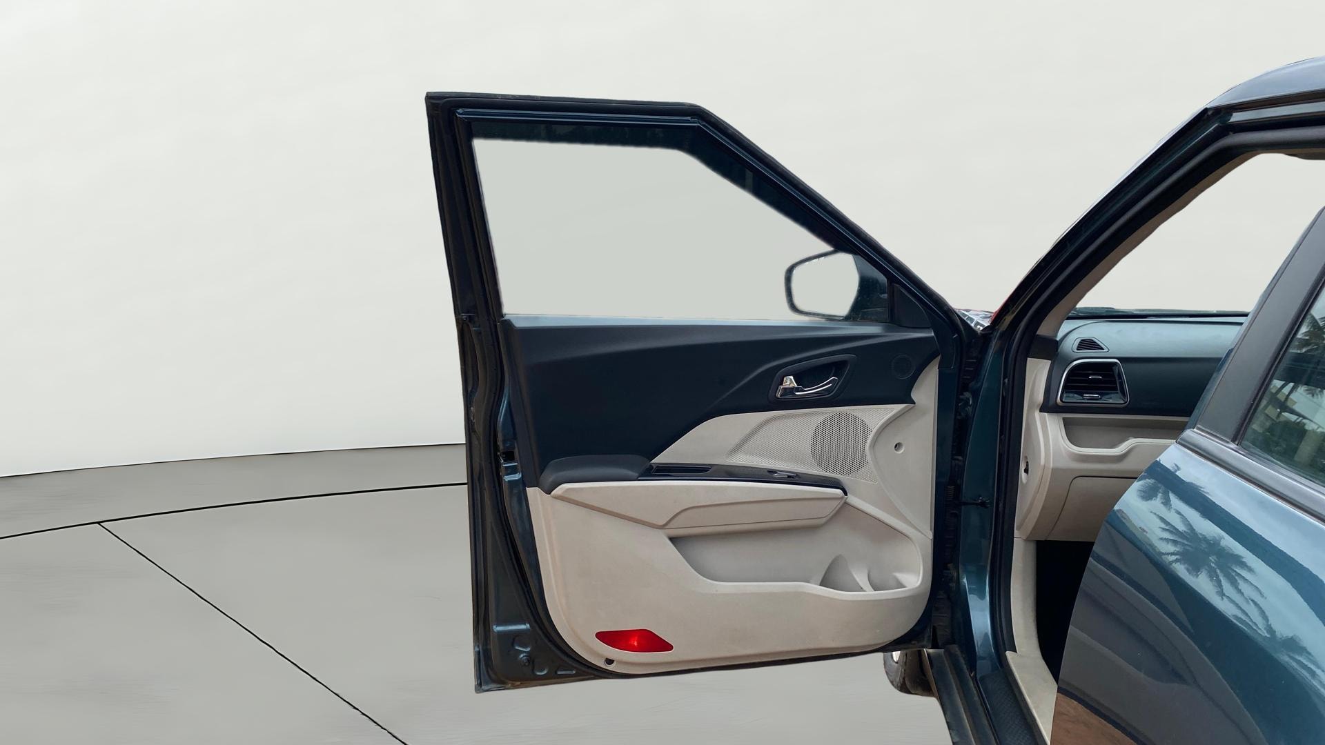 View 2019 Mahindra XUV300 W4 Petrol BS IV Image 32 Used 2019 Mahindra XUV300 W4 Petrol BS IV Image 32