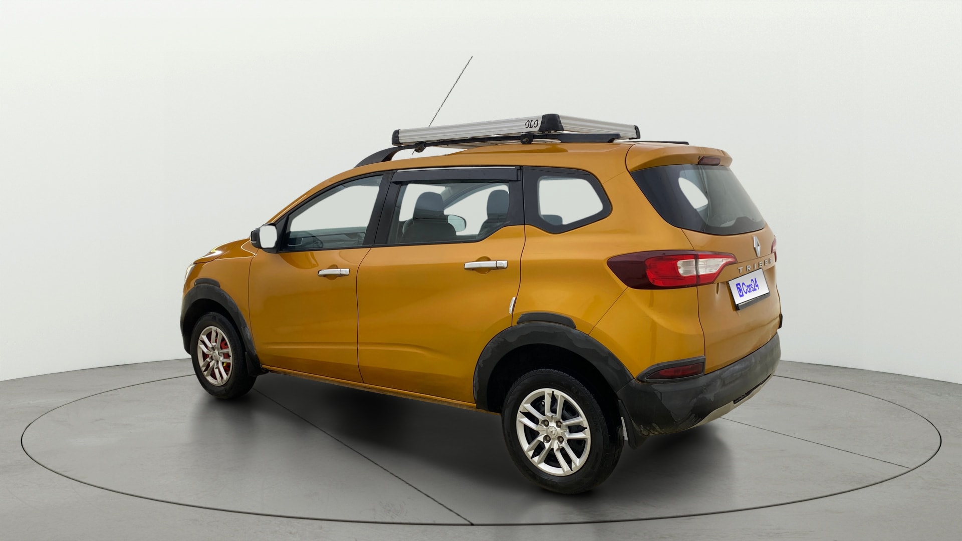 View 2022 Renault Triber RXT Image 2 Used 2022 Renault Triber RXT Image 2