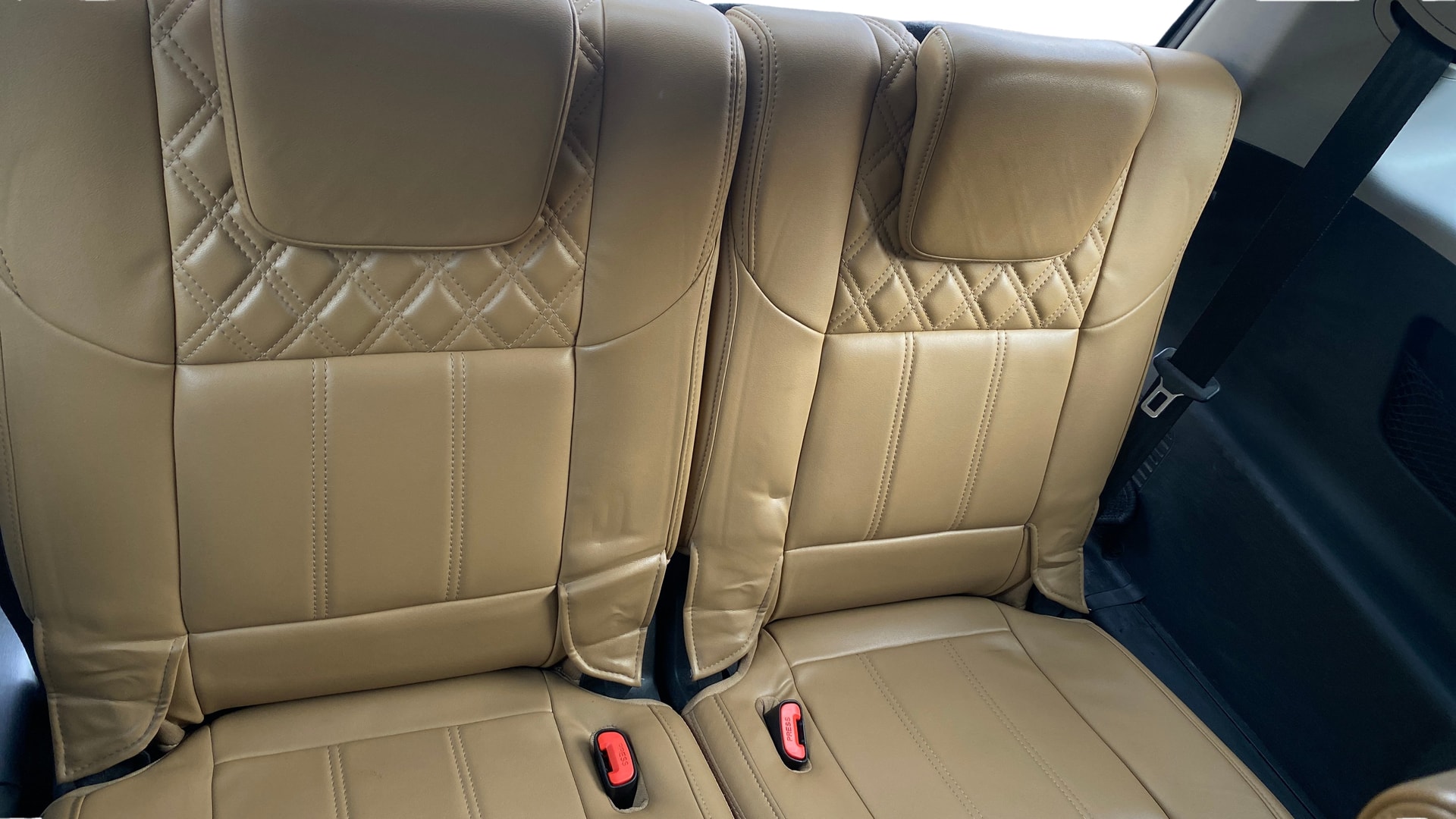 View 2020 Mahindra XUV500 W11 Image 14 Used 2020 Mahindra XUV500 W11 Image 14