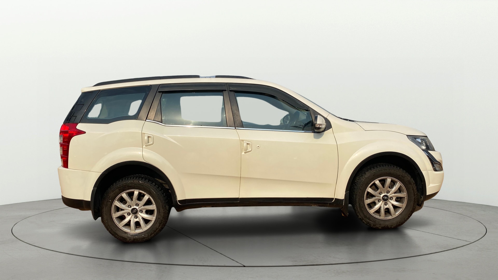 View 2017 Mahindra XUV500 W10 1.99-Litre AT Image 28 Used 2017 Mahindra XUV500 W10 1.99-Litre AT Image 28