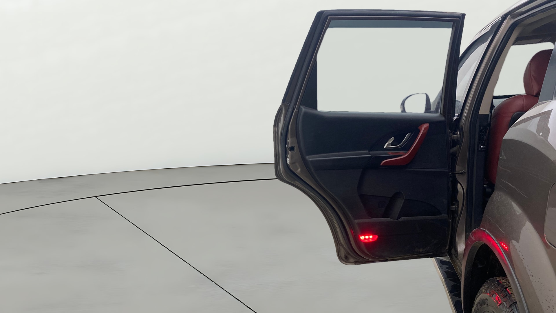 View 2018 Mahindra XUV500 W10 FWD AT Image 16 Used 2018 Mahindra XUV500 W10 FWD AT Image 16