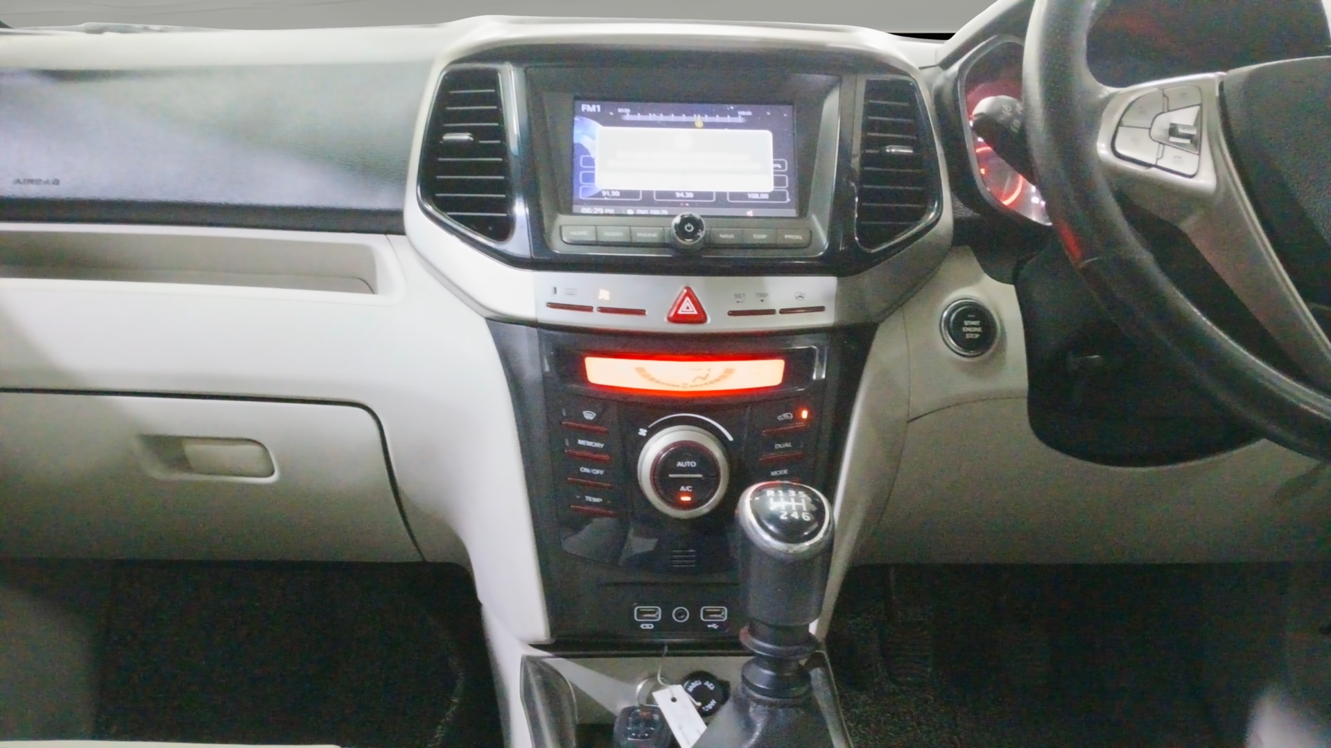 View 2020 Mahindra XUV300 W4 Petrol BS IV Image 33 Used 2020 Mahindra XUV300 W4 Petrol BS IV Image 33