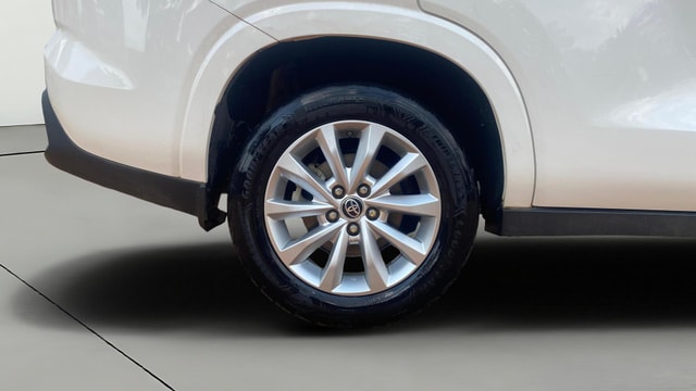 View Toyota Innova Hycross Image 35 Used Toyota Innova Hycross Image 35
