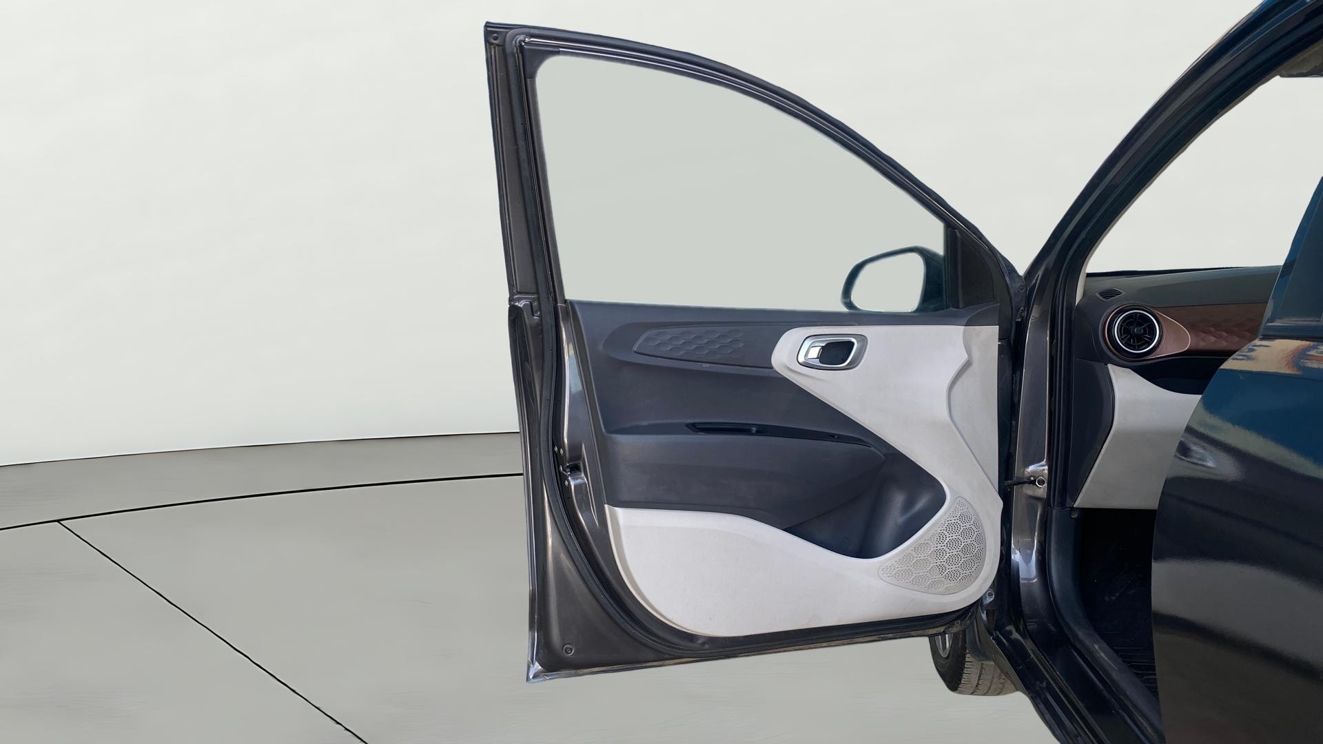 View 2022 Hyundai Aura SX MT CNG Image 31 Used 2022 Hyundai Aura SX MT CNG Image 31