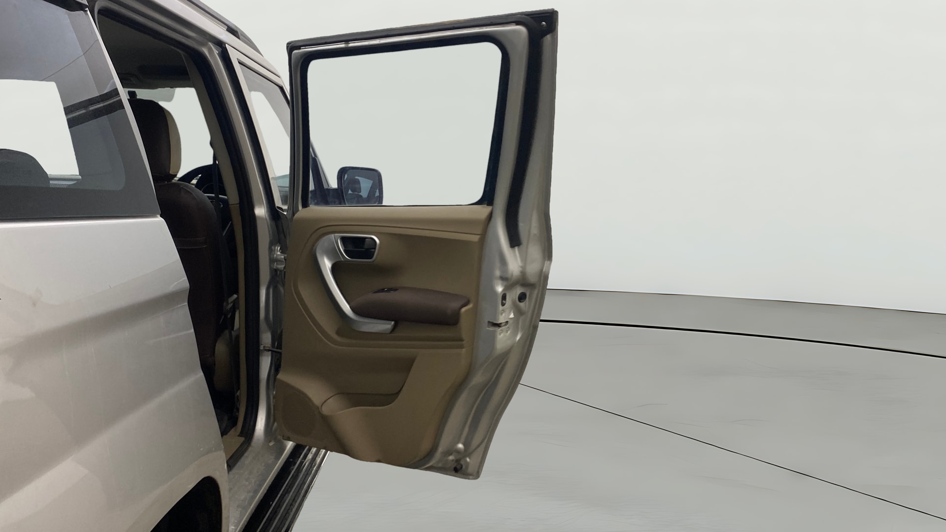 View 2018 Mahindra TUV300 T8 Image 7 Used 2018 Mahindra TUV300 T8 Image 7
