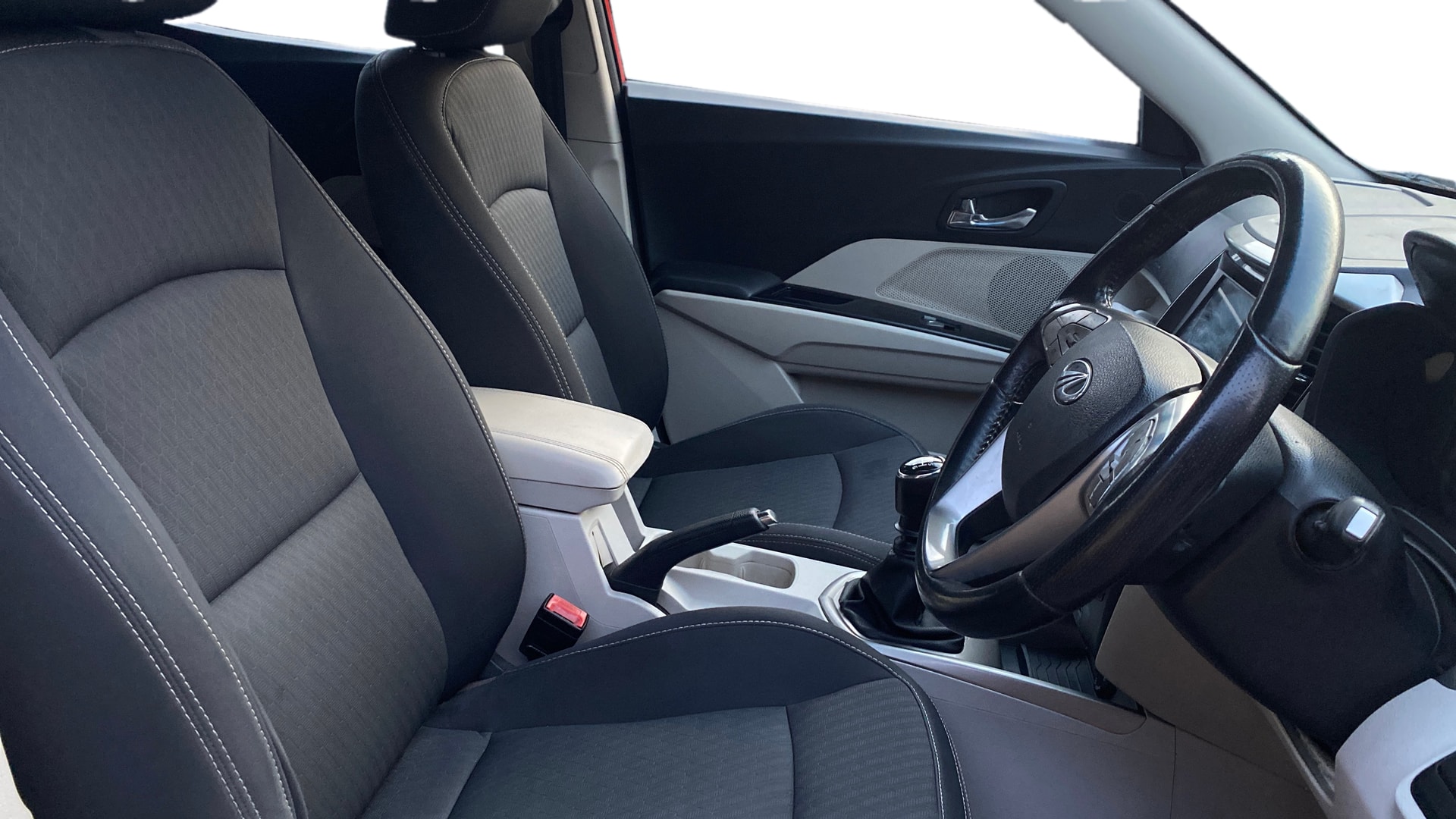 View 2019 Mahindra XUV300 W4 Petrol BS IV Image 27 Used 2019 Mahindra XUV300 W4 Petrol BS IV Image 27
