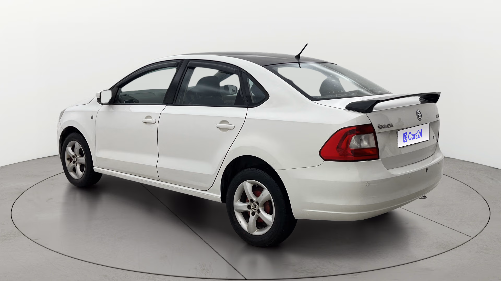 View 2015 Skoda Rapid 1.6 MPI Ambition Petrol BS IV Image 2 Used 2015 Skoda Rapid 1.6 MPI Ambition Petrol BS IV Image 2