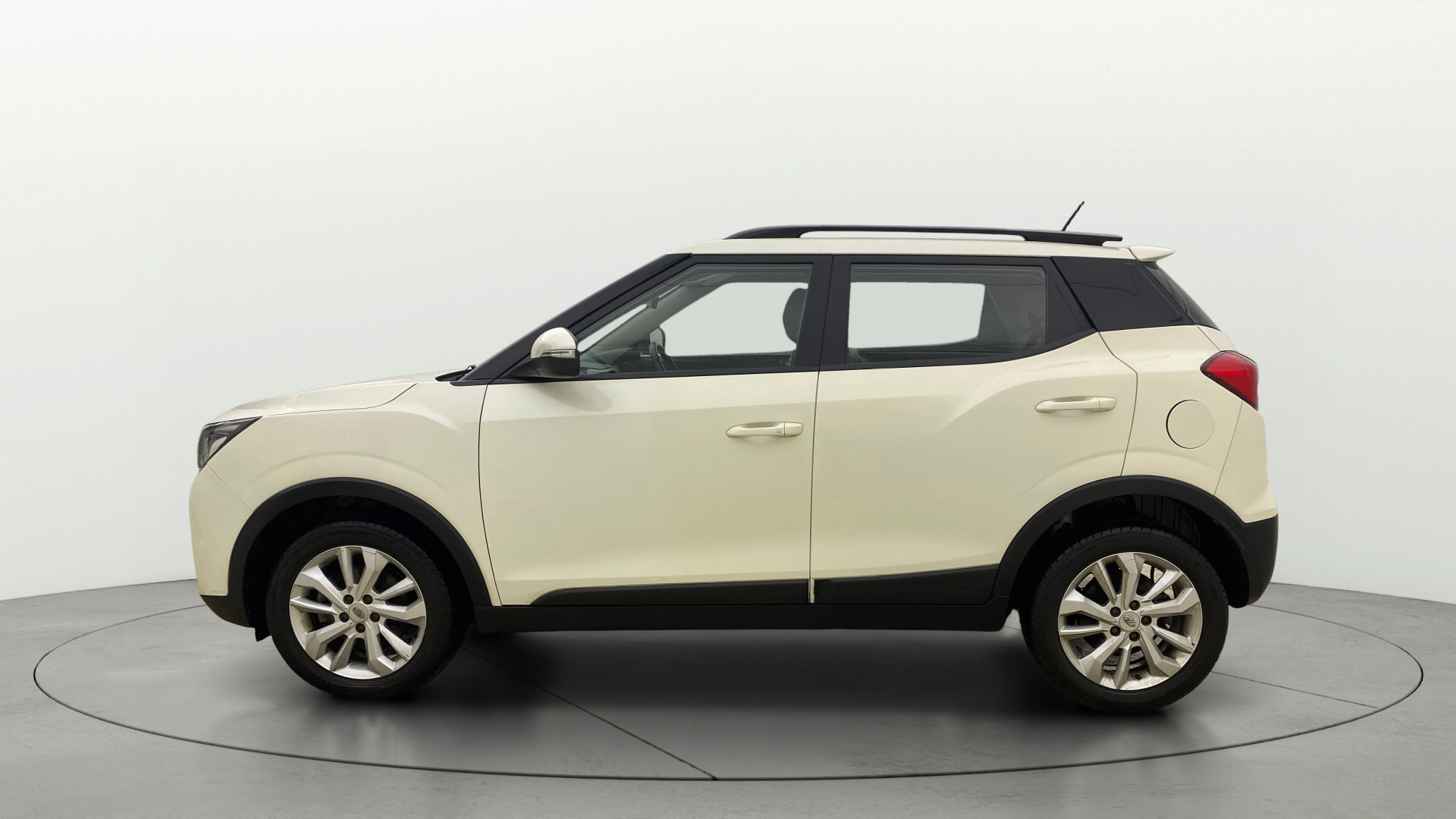 View 2020 Mahindra XUV300 W4 Petrol BS IV Image 27 Used 2020 Mahindra XUV300 W4 Petrol BS IV Image 27