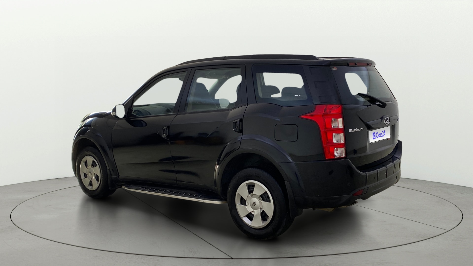View 2018 Mahindra XUV500 W6 AT Image 2 Used 2018 Mahindra XUV500 W6 AT Image 2