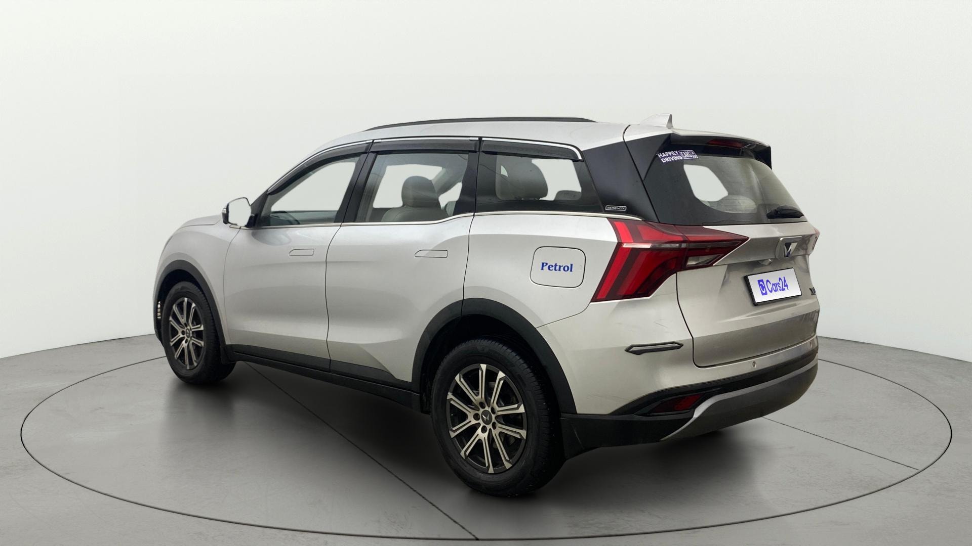View 2022 Mahindra XUV700 MX Petrol 5 STR Image 2 Used 2022 Mahindra XUV700 MX Petrol 5 STR Image 2