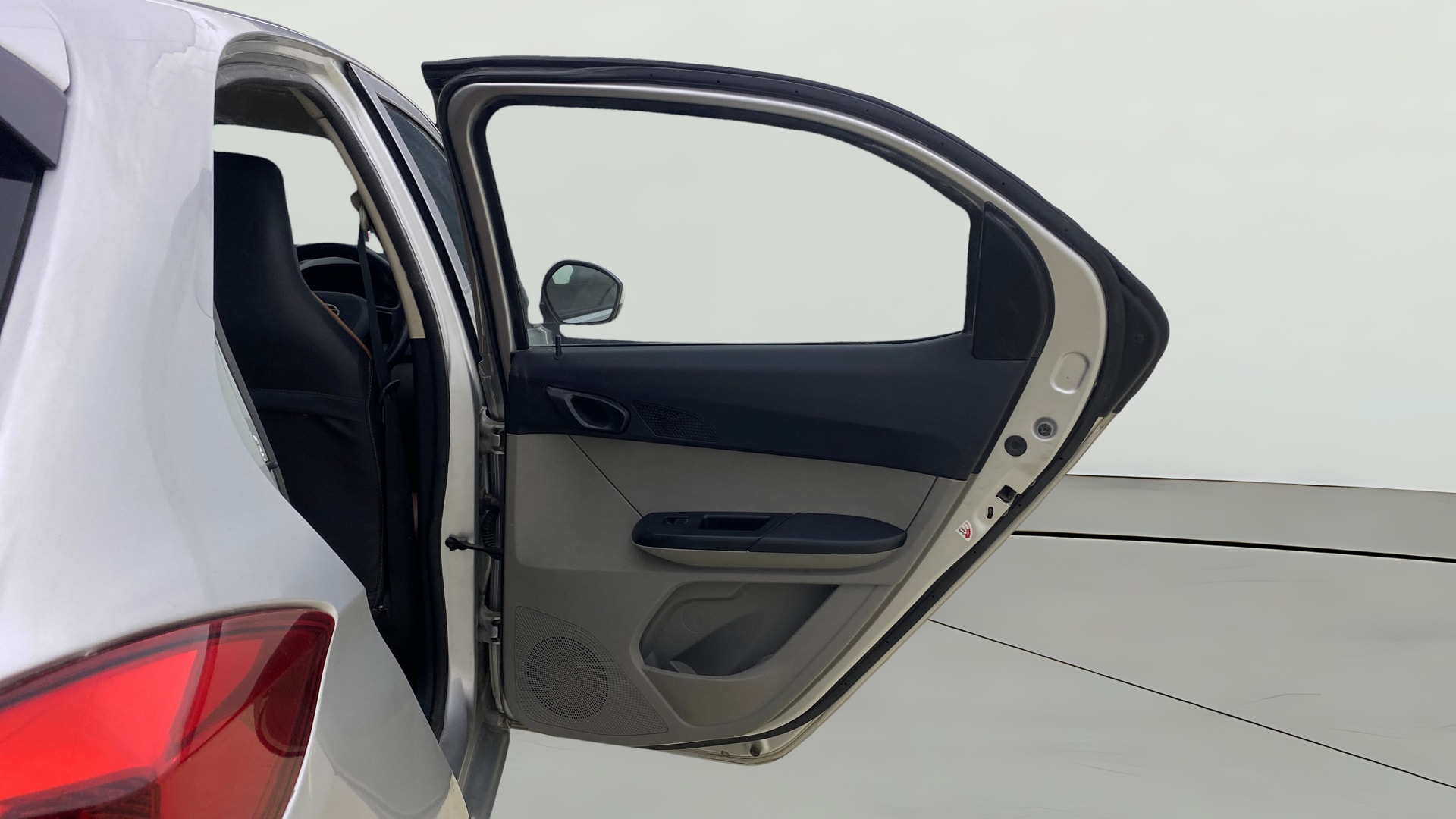 View 2018 Tata Tiago Revotorq XB Image 7 Used 2018 Tata Tiago Revotorq XB Image 7