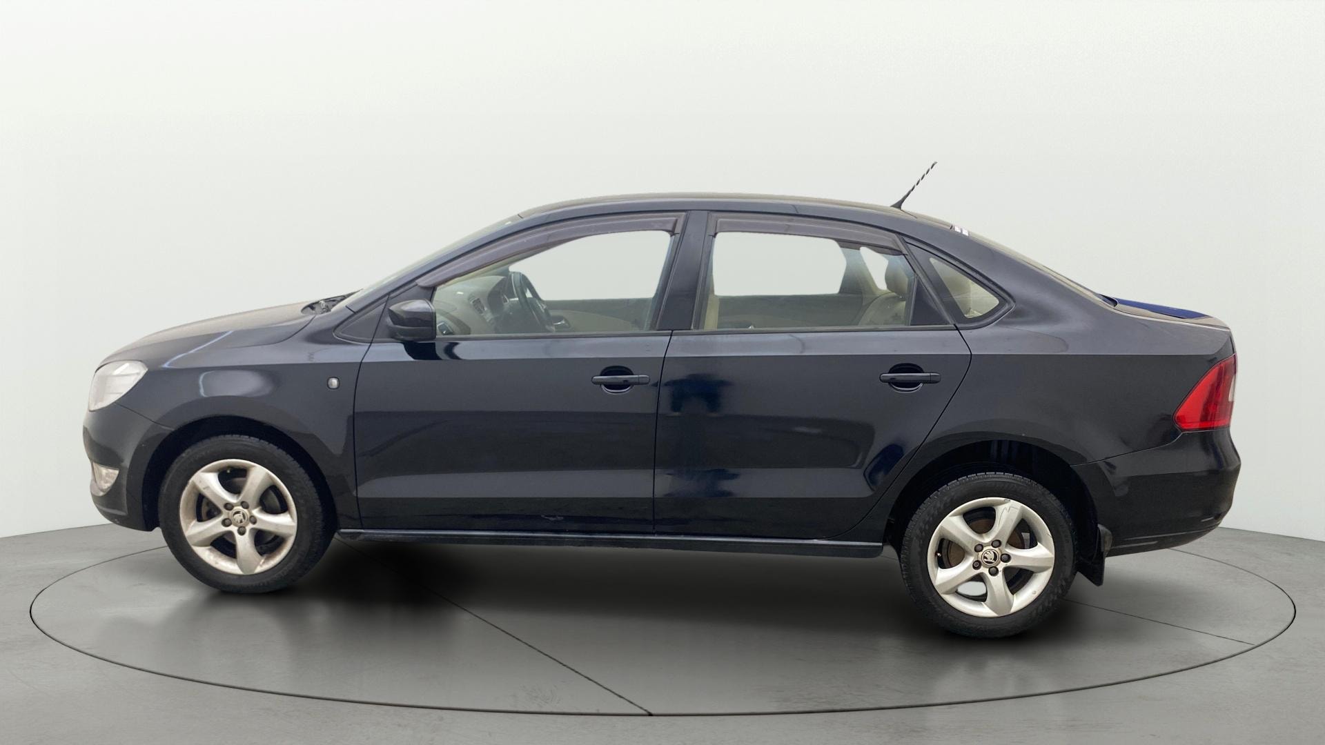 View 2013 Skoda Rapid 1.6 Elegance Diesel MT Image 5 Used 2013 Skoda Rapid 1.6 Elegance Diesel MT Image 5