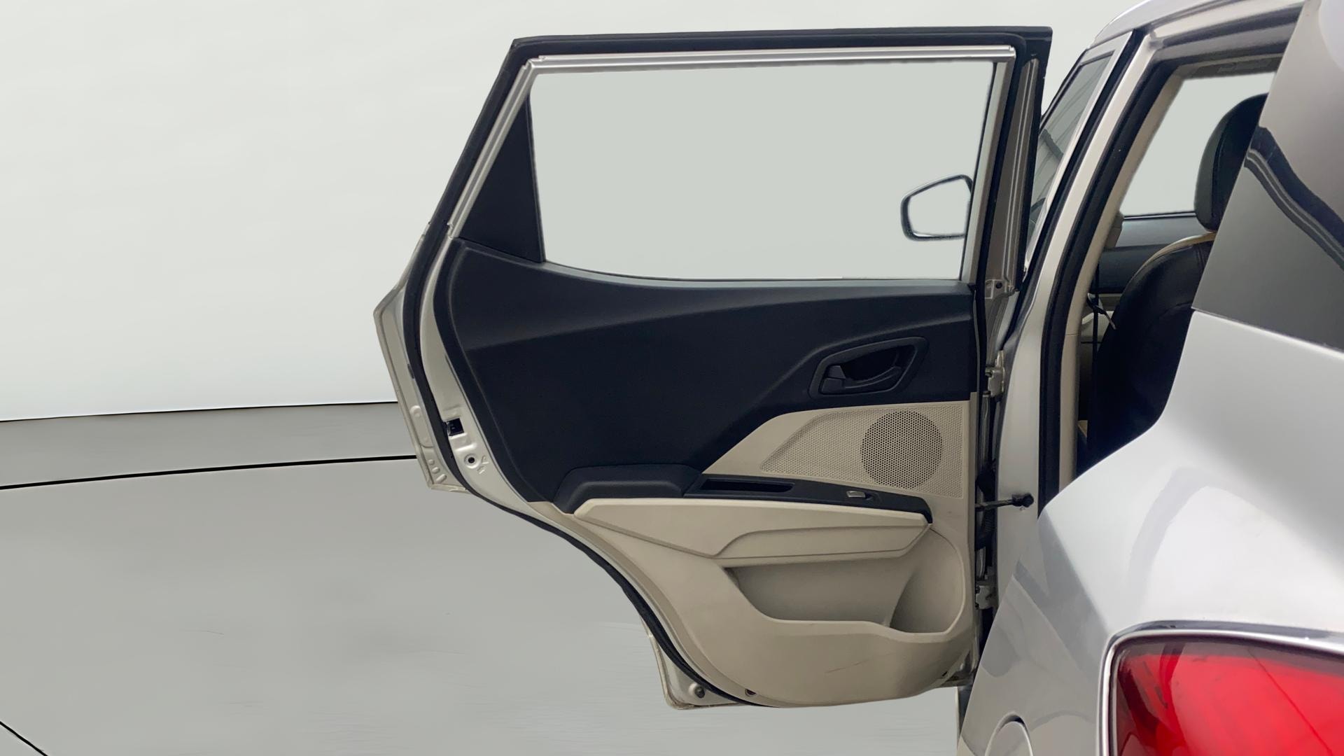 View 2019 Mahindra XUV300 W4 Petrol BS IV Image 22 Used 2019 Mahindra XUV300 W4 Petrol BS IV Image 22