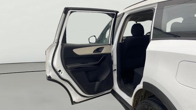 View Mahindra XUV700 Image 23 Used Mahindra XUV700 Image 23