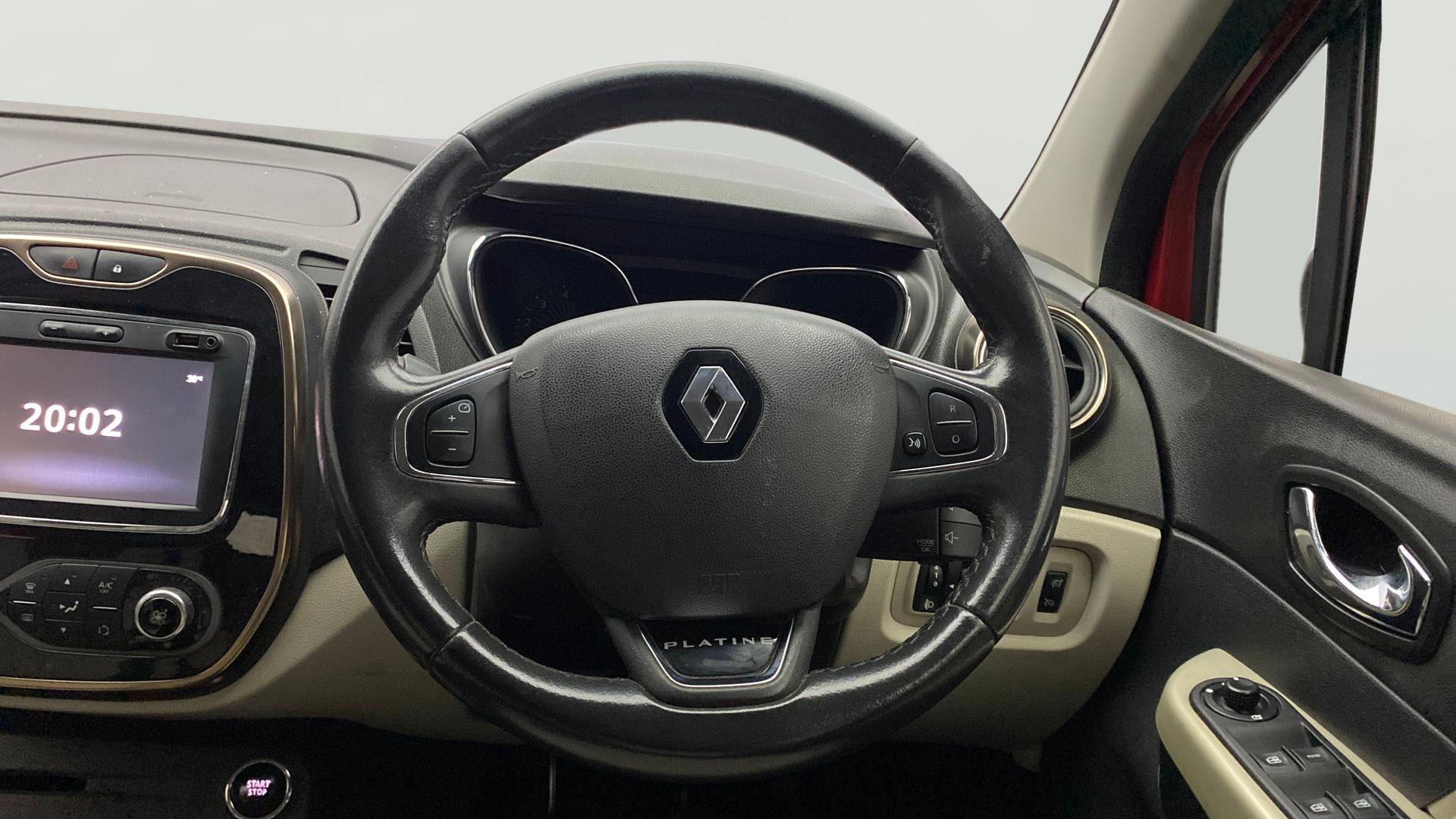 View 2018 Renault Captur Platine Diesel Dual Tone Image 13 Used 2018 Renault Captur Platine Diesel Dual Tone Image 13