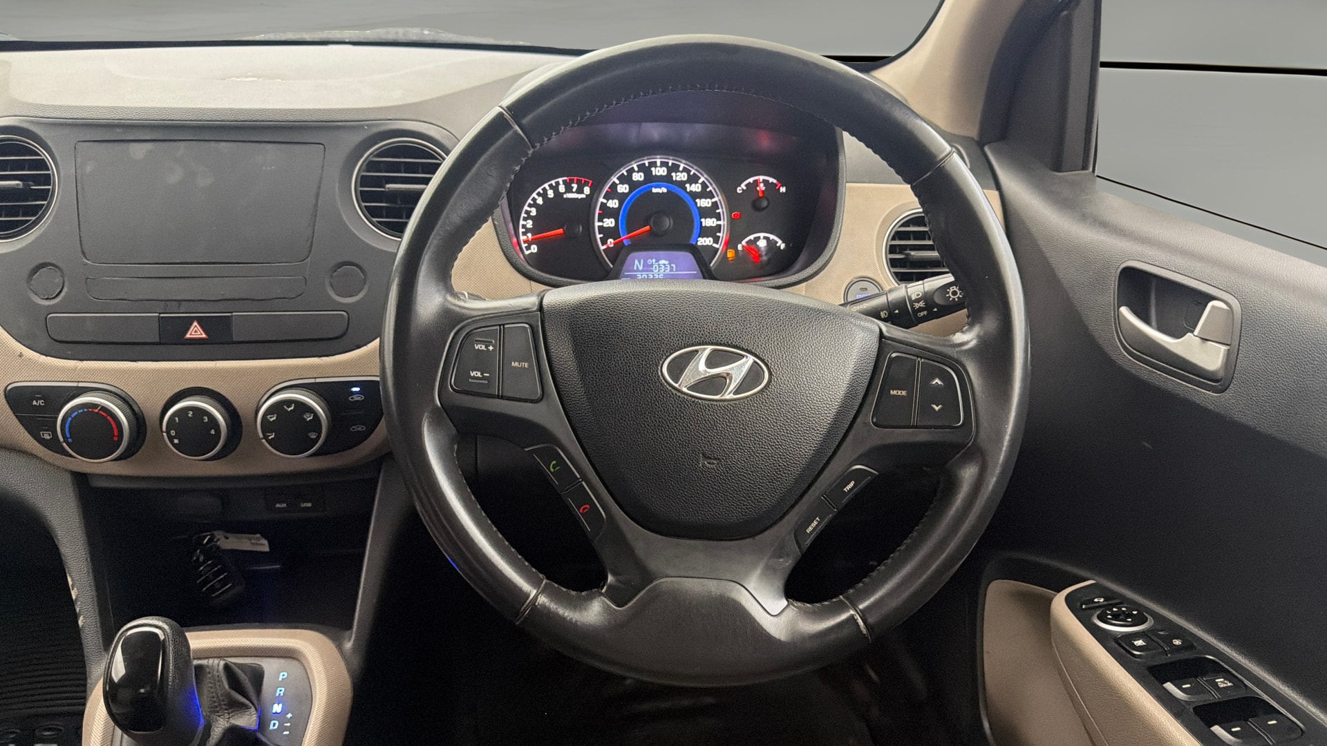 View 2015 Hyundai Grand i10 Asta AT 1.2 Kappa VTVT Image 12 Used 2015 Hyundai Grand i10 Asta AT 1.2 Kappa VTVT Image 12