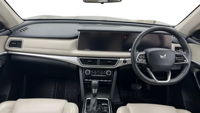 View Mahindra XUV700 Image 32 Used Mahindra XUV700 Image 32