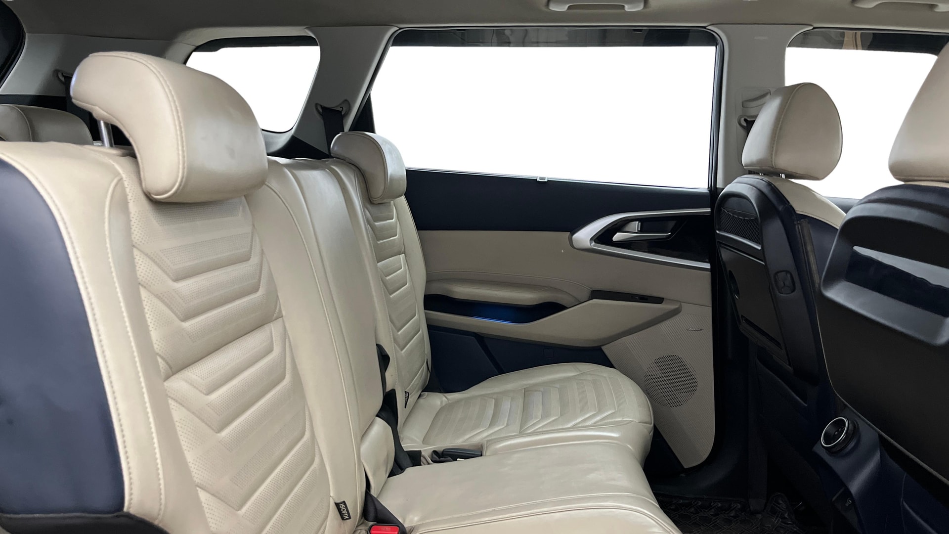 View 2022 Kia Carens Luxury Plus 1.5 AT Diesel 7 STR Image 37 Used 2022 Kia Carens Luxury Plus 1.5 AT Diesel 7 STR Image 37