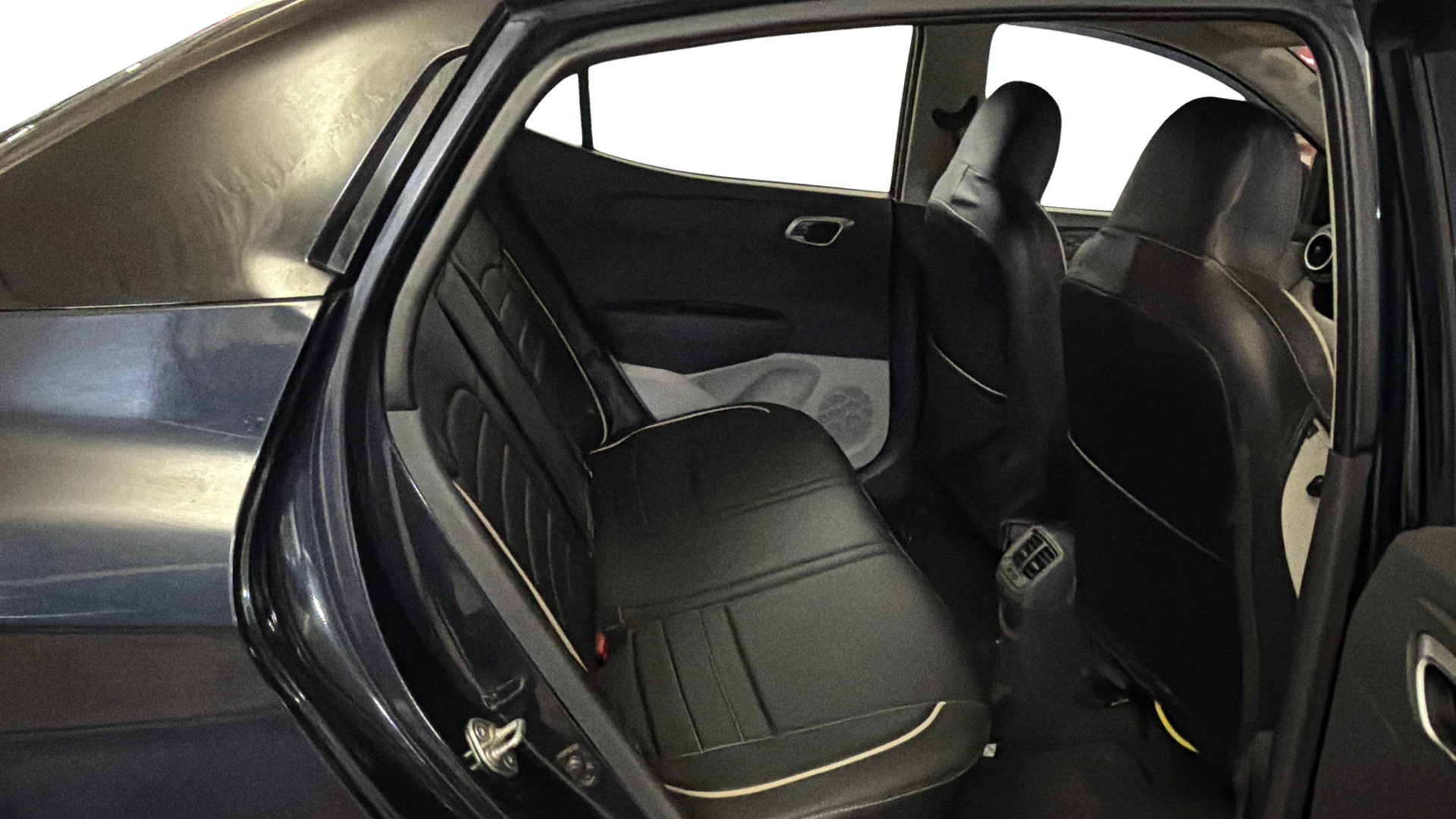 View 2023 Hyundai Aura SX MT CNG Image 28 Used 2023 Hyundai Aura SX MT CNG Image 28