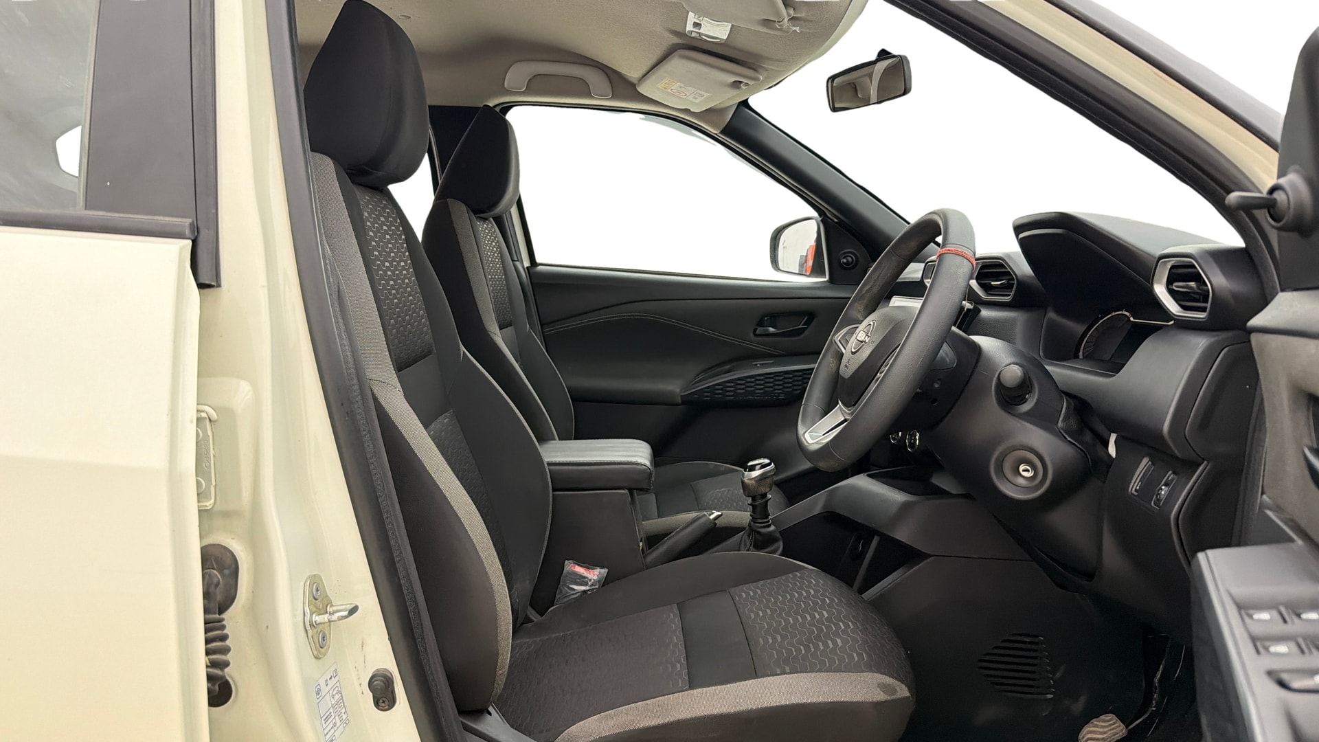 View 2025 Nissan Magnite Visia Plus B4D 1.0 Petrol MT Image 17 Used 2025 Nissan Magnite Visia Plus B4D 1.0 Petrol MT Image 17