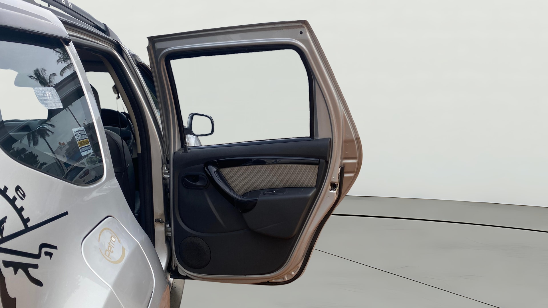 View 2015 Renault Duster Petrol RXL Image 5 Used 2015 Renault Duster Petrol RXL Image 5