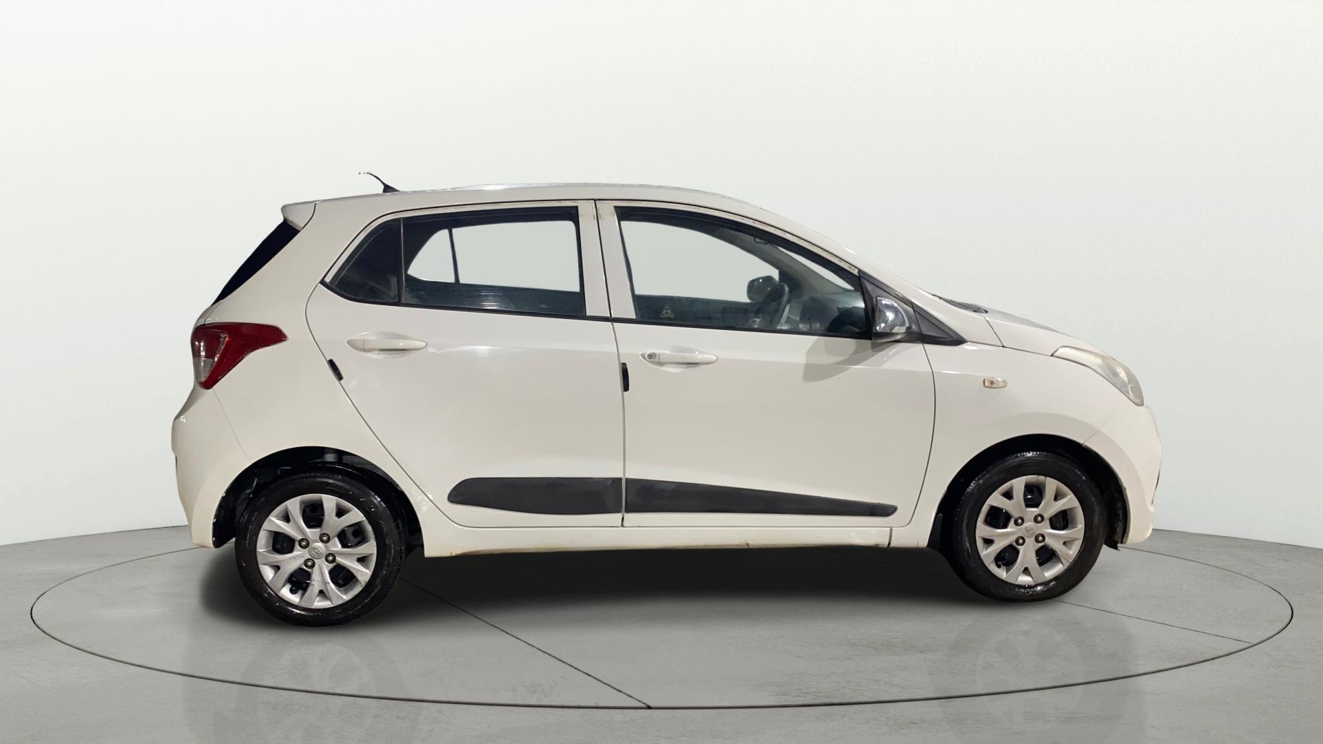 View 2014 Hyundai Grand i10 1.1 Magna Diesel Image 8 Used 2014 Hyundai Grand i10 1.1 Magna Diesel Image 8