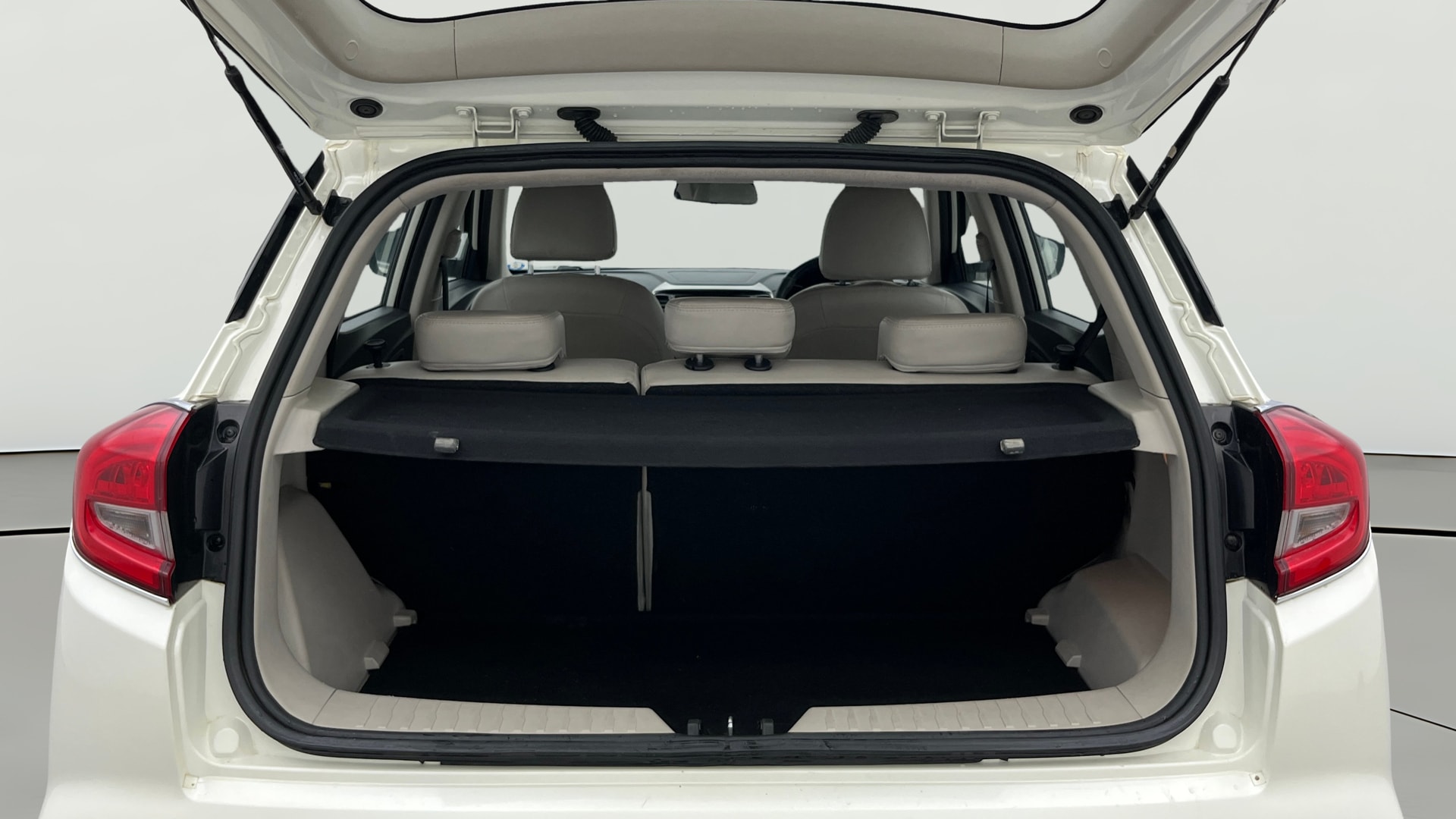 View 2020 Mahindra XUV300 W4 Petrol BS IV Image 40 Used 2020 Mahindra XUV300 W4 Petrol BS IV Image 40