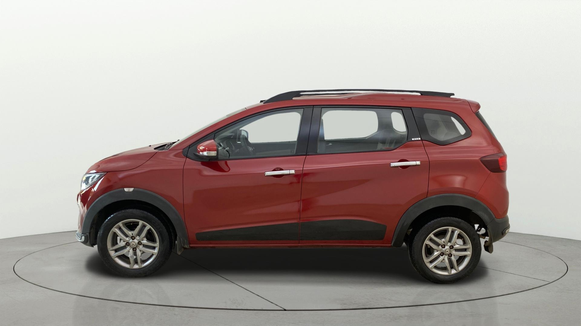 View 2020 Renault Triber RXZ Image 5 Used 2020 Renault Triber RXZ Image 5