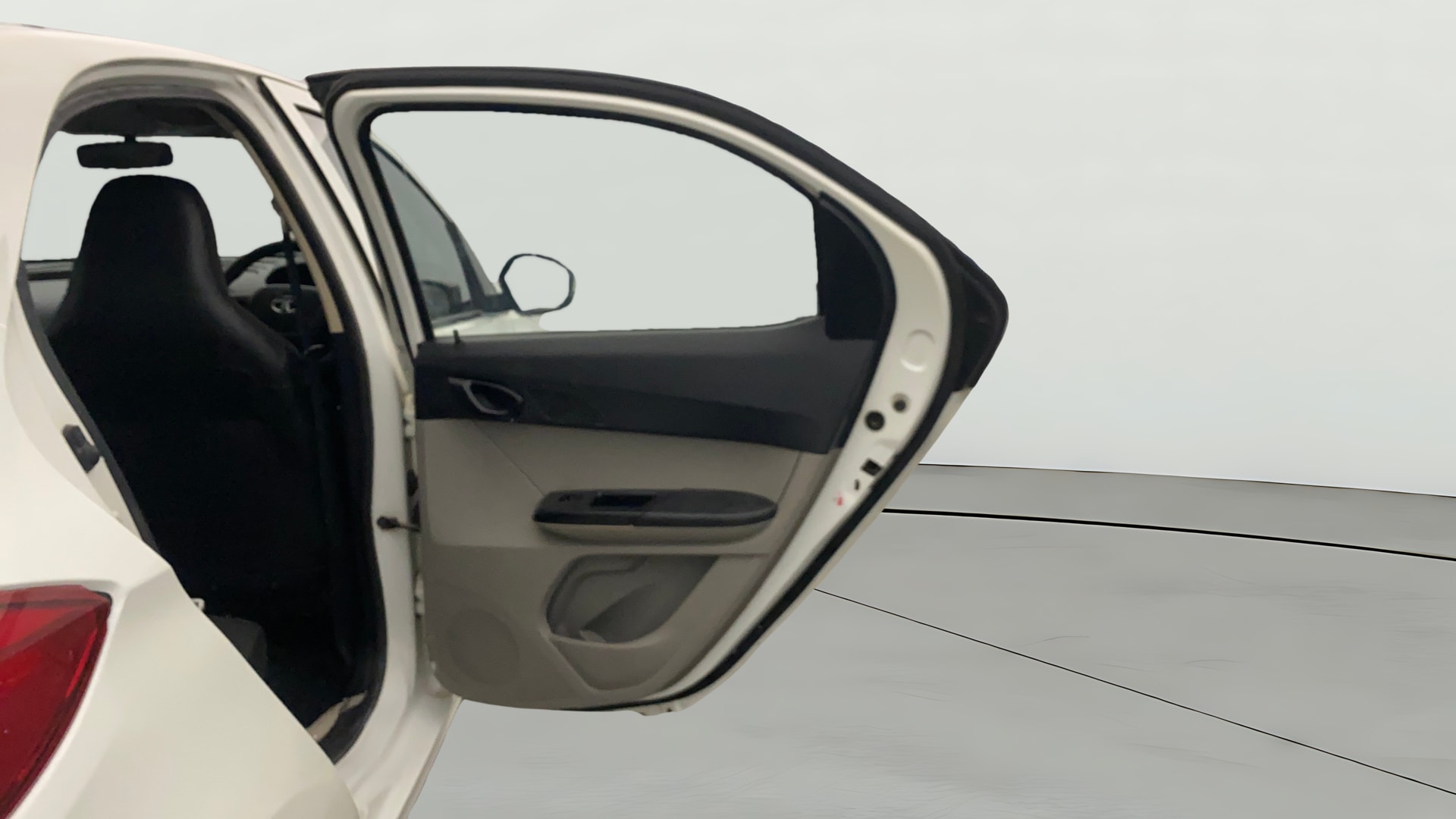 View 2018 Tata Tiago Revotorq XB Image 6 Used 2018 Tata Tiago Revotorq XB Image 6