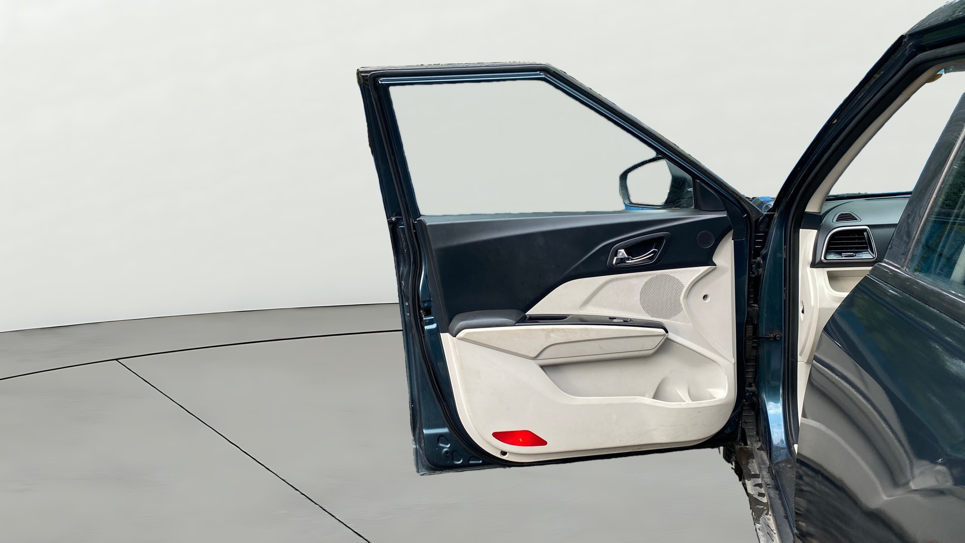 View 2019 Mahindra XUV300 W4 Petrol BS IV Image 31 Used 2019 Mahindra XUV300 W4 Petrol BS IV Image 31