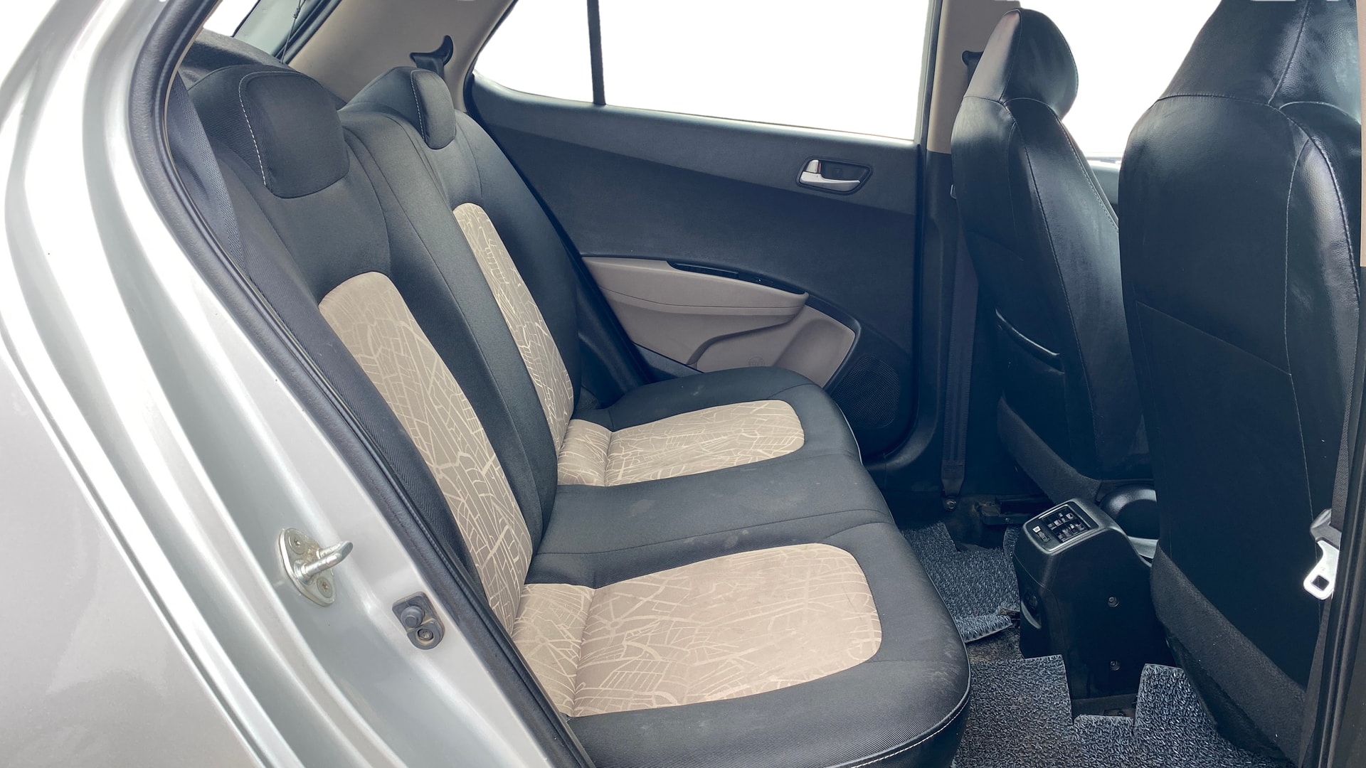 View 2015 Hyundai Grand i10 Sportz 1.2 Kappa Image 28 Used 2015 Hyundai Grand i10 Sportz 1.2 Kappa Image 28