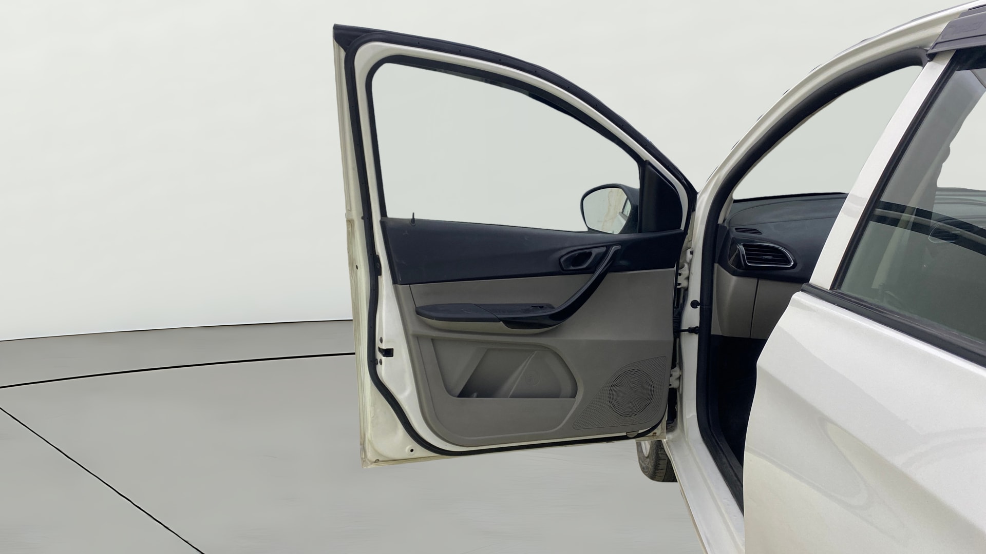 View 2019 Tata Tiago Revotorq XB Image 30 Used 2019 Tata Tiago Revotorq XB Image 30