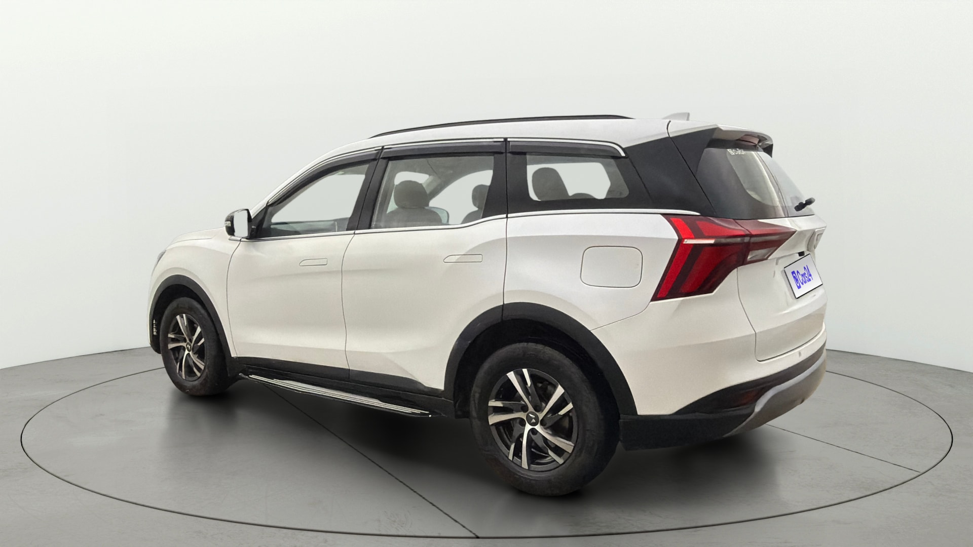 View 2022 Mahindra XUV700 MX Petrol 5 STR Image 2 Used 2022 Mahindra XUV700 MX Petrol 5 STR Image 2