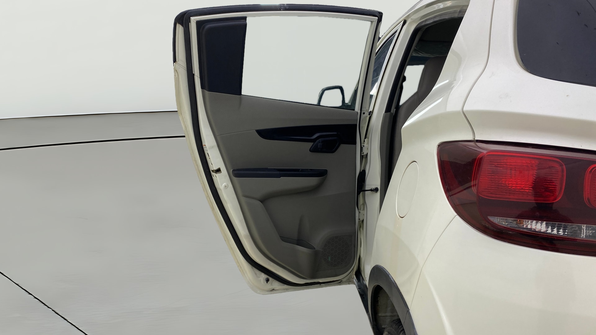 Used 2016 Mahindra KUV100 Used 2016 Mahindra KUV100