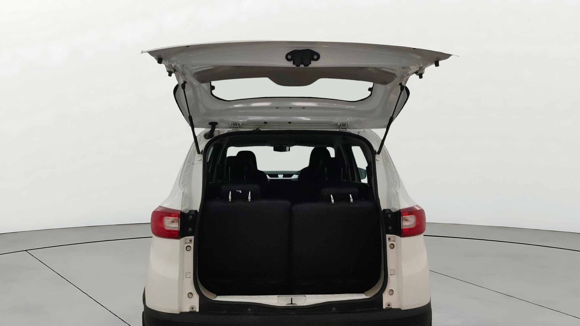 View 2022 Renault Triber RXZ Image 17 Used 2022 Renault Triber RXZ Image 17