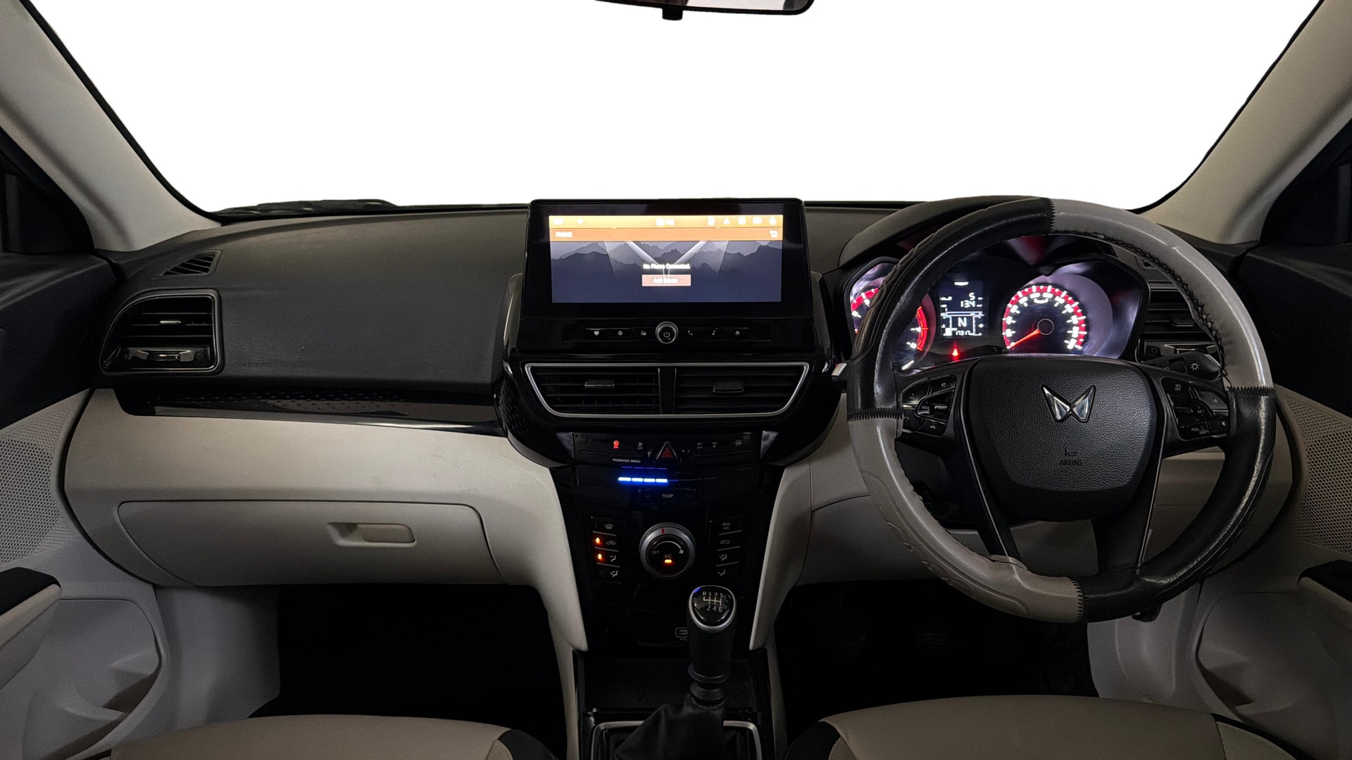 View 2024 Mahindra XUV 3XO MX3 Pro 1.2 L TCMPFi Image 16 Used 2024 Mahindra XUV 3XO MX3 Pro 1.2 L TCMPFi Image 16