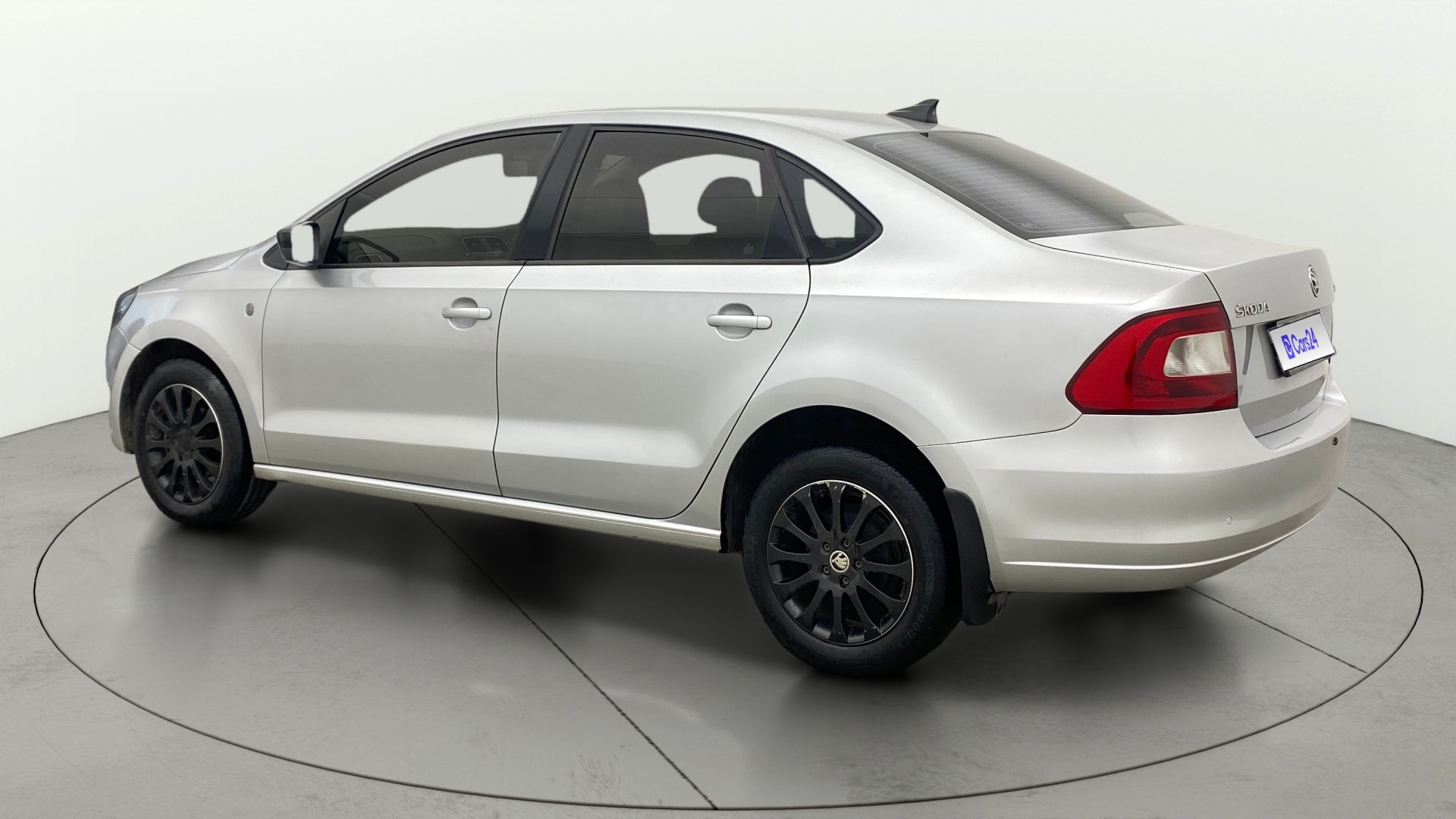 View 2015 Skoda Rapid 1.5 TDI CR Elegance AT Image 2 Used 2015 Skoda Rapid 1.5 TDI CR Elegance AT Image 2