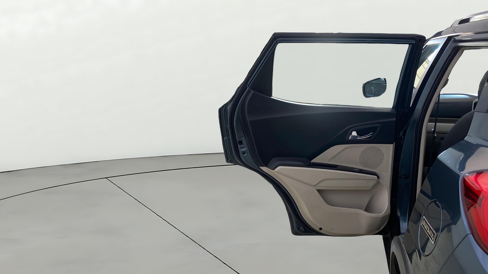 View 2019 Mahindra XUV300 W4 Petrol BS IV Image 22 Used 2019 Mahindra XUV300 W4 Petrol BS IV Image 22