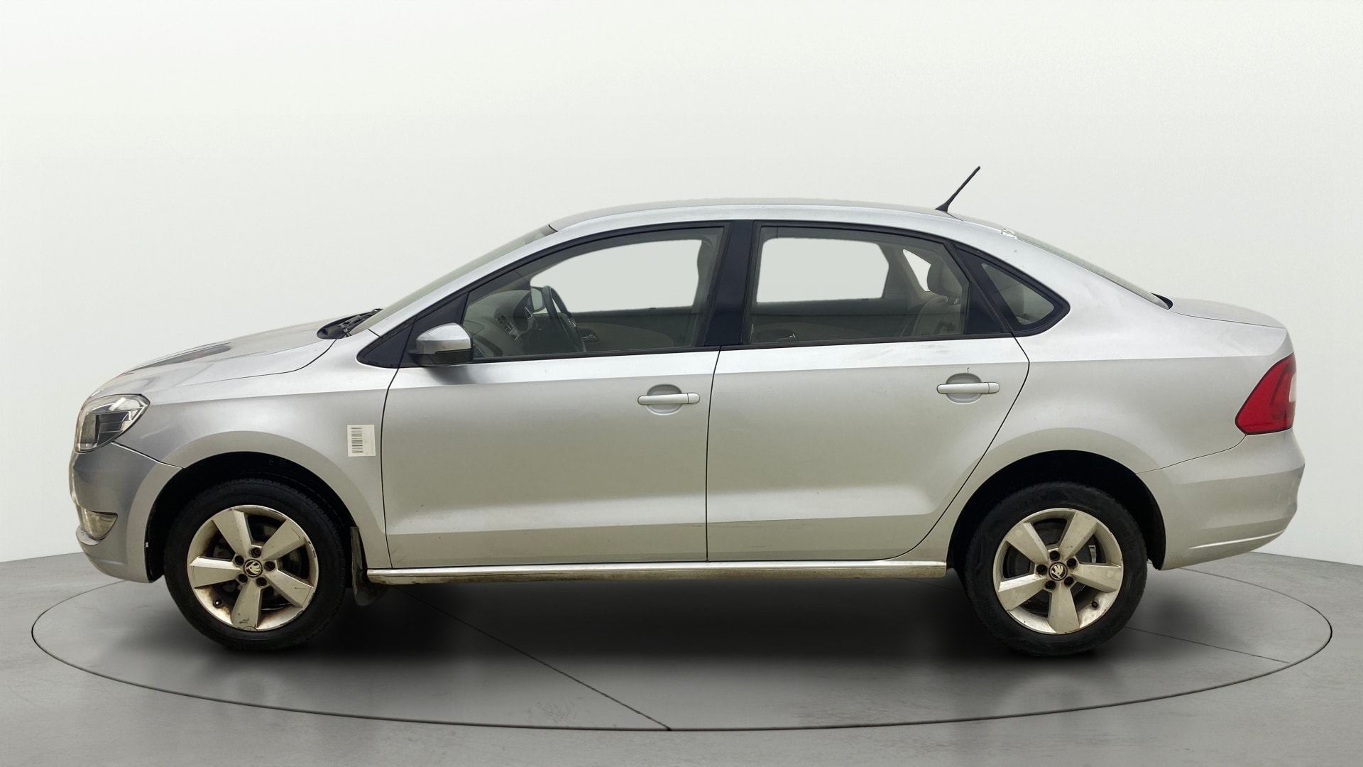 View 2016 Skoda Rapid 1.6 MPI Ambition Petrol BS IV Image 5 Used 2016 Skoda Rapid 1.6 MPI Ambition Petrol BS IV Image 5