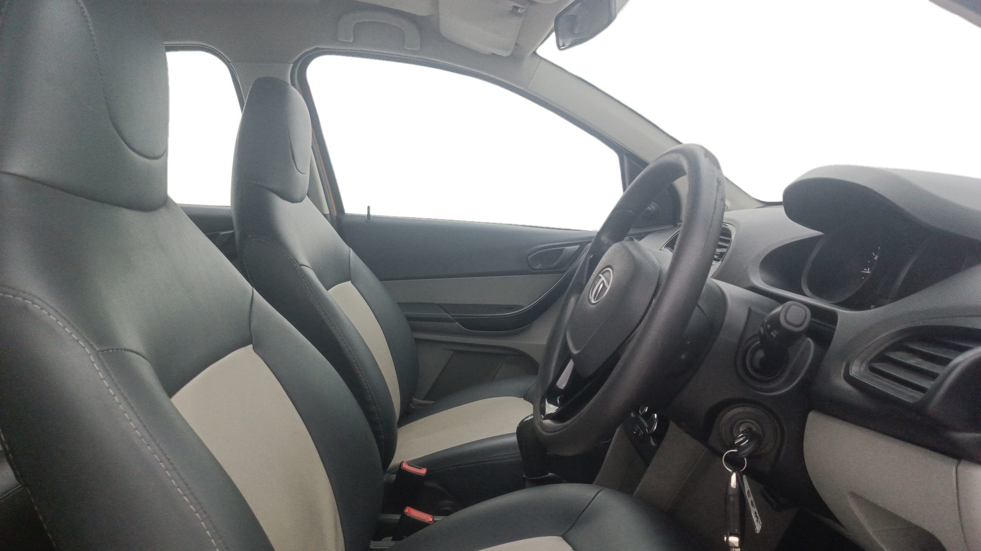 View 2018 Tata Tiago Revotorq XB Image 16 Used 2018 Tata Tiago Revotorq XB Image 16