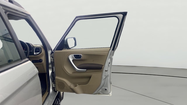 View Mahindra TUV300 Image 44 Used Mahindra TUV300 Image 44