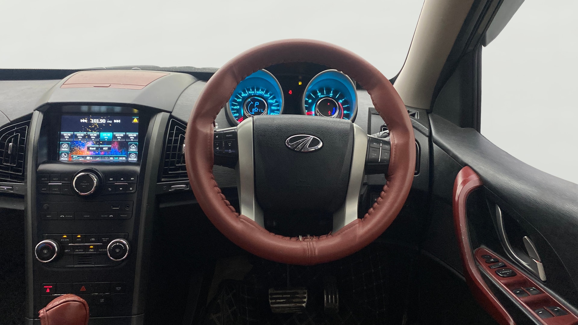 View 2018 Mahindra XUV500 W10 FWD AT Image 14 Used 2018 Mahindra XUV500 W10 FWD AT Image 14