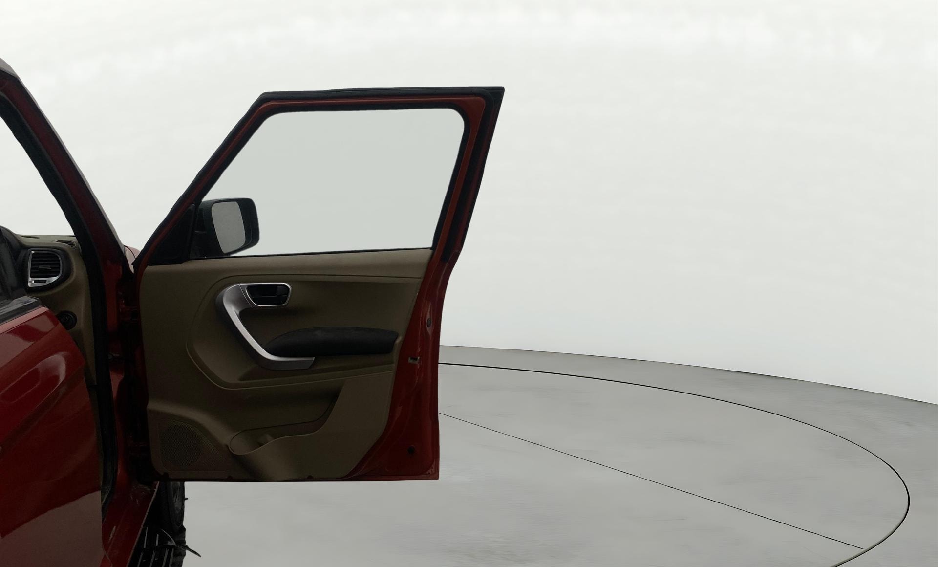 View 2019 Mahindra TUV300 T10 100HP Dual Tone Image 45 Used 2019 Mahindra TUV300 T10 100HP Dual Tone Image 45
