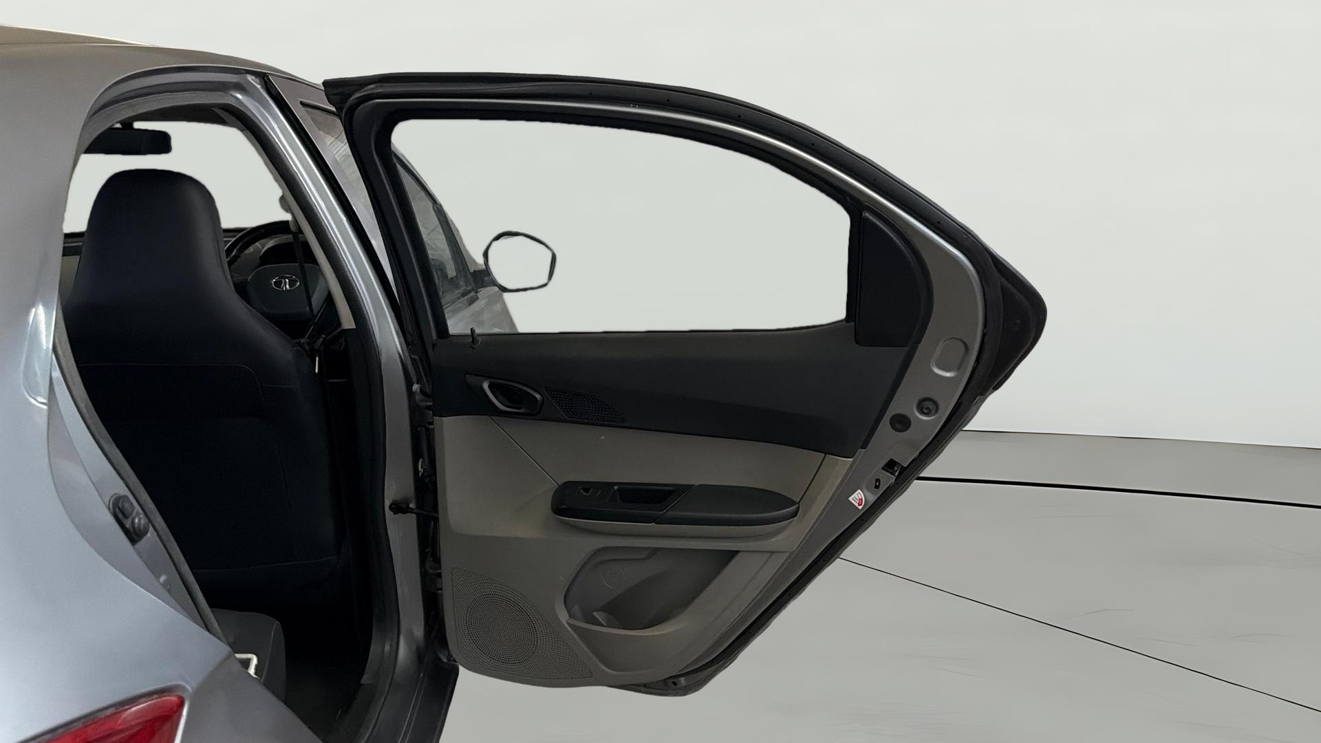 View 2018 Tata Tiago Revotorq XB Image 7 Used 2018 Tata Tiago Revotorq XB Image 7