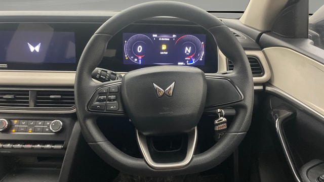 View Mahindra XUV700 Image 14 Used Mahindra XUV700 Image 14